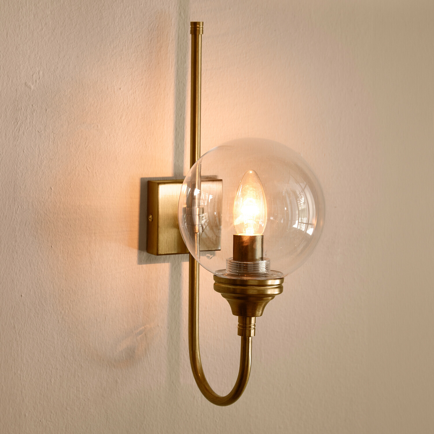 Wandlampe Anthé Wandleuchte aus Messing mit klarem Glaskugel und warmem LED-Licht für Wohnzimmer