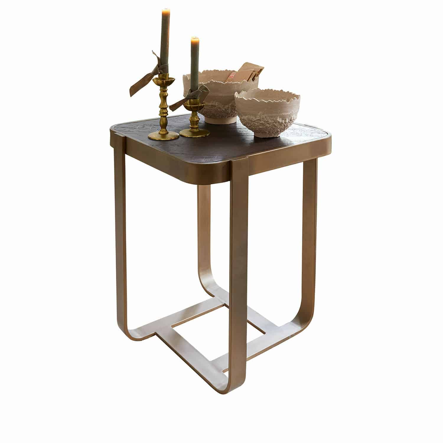 Beistelltisch Cranthorpe Beistelltisch mit messingfarbenem Metallgestell und dunkler Tischplatte, dekoriert mit Kerzen und Keramikschalen