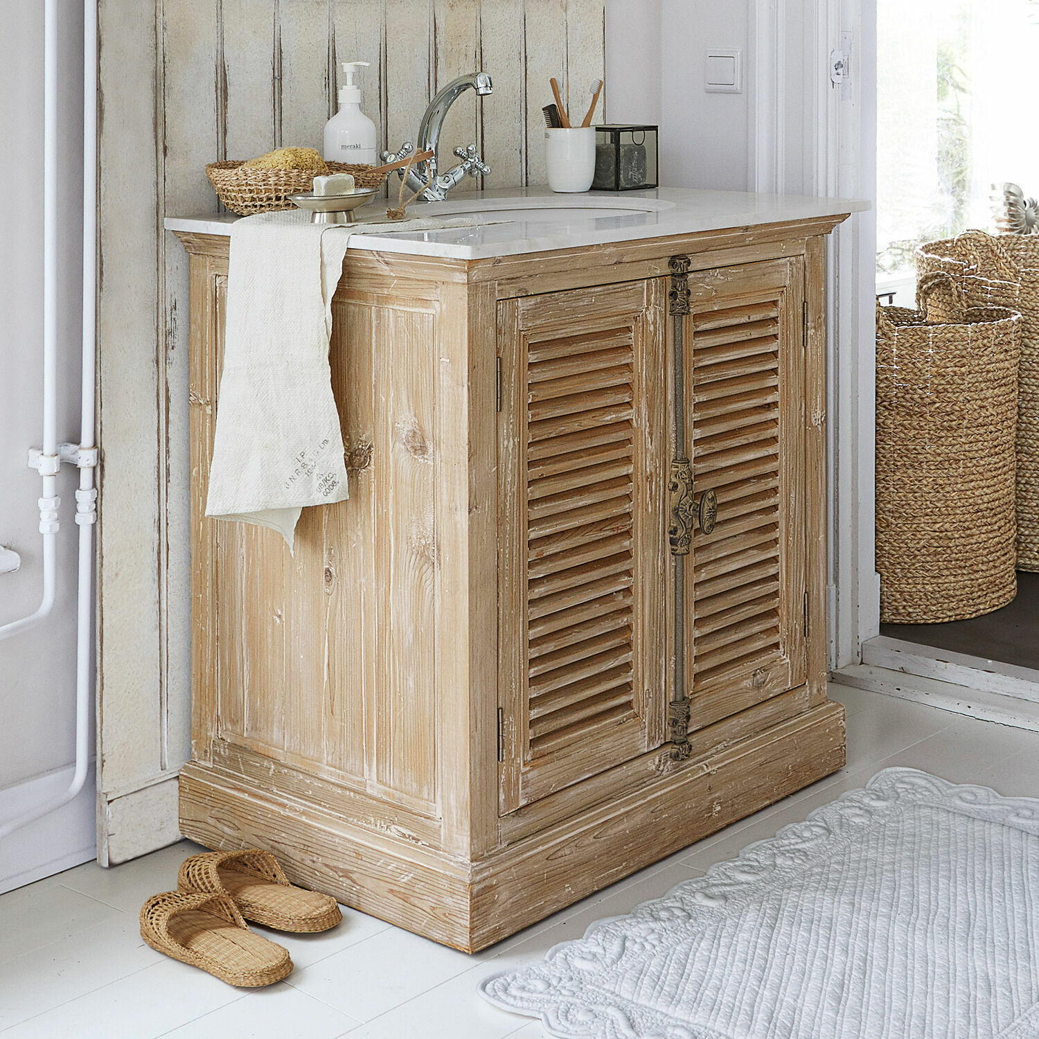 Waschtisch Cuthbert Holz-Badezimmerschrank mit weißer Marmorplatte und antiken Metallgriffen im Vintage-Stil
