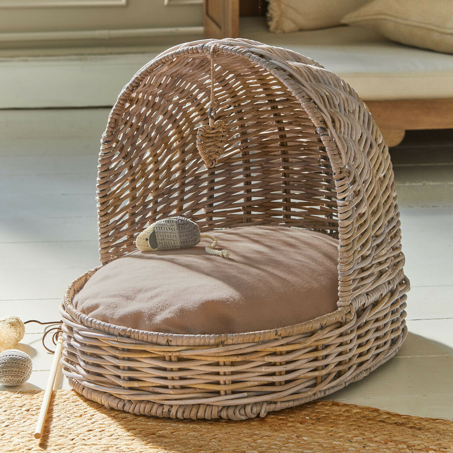Haustierkorb Charmoise Ovaler Korb aus Rattan mit beigem Kissen und Dach, Naturmaterial, gemütlicher Katzenplatz