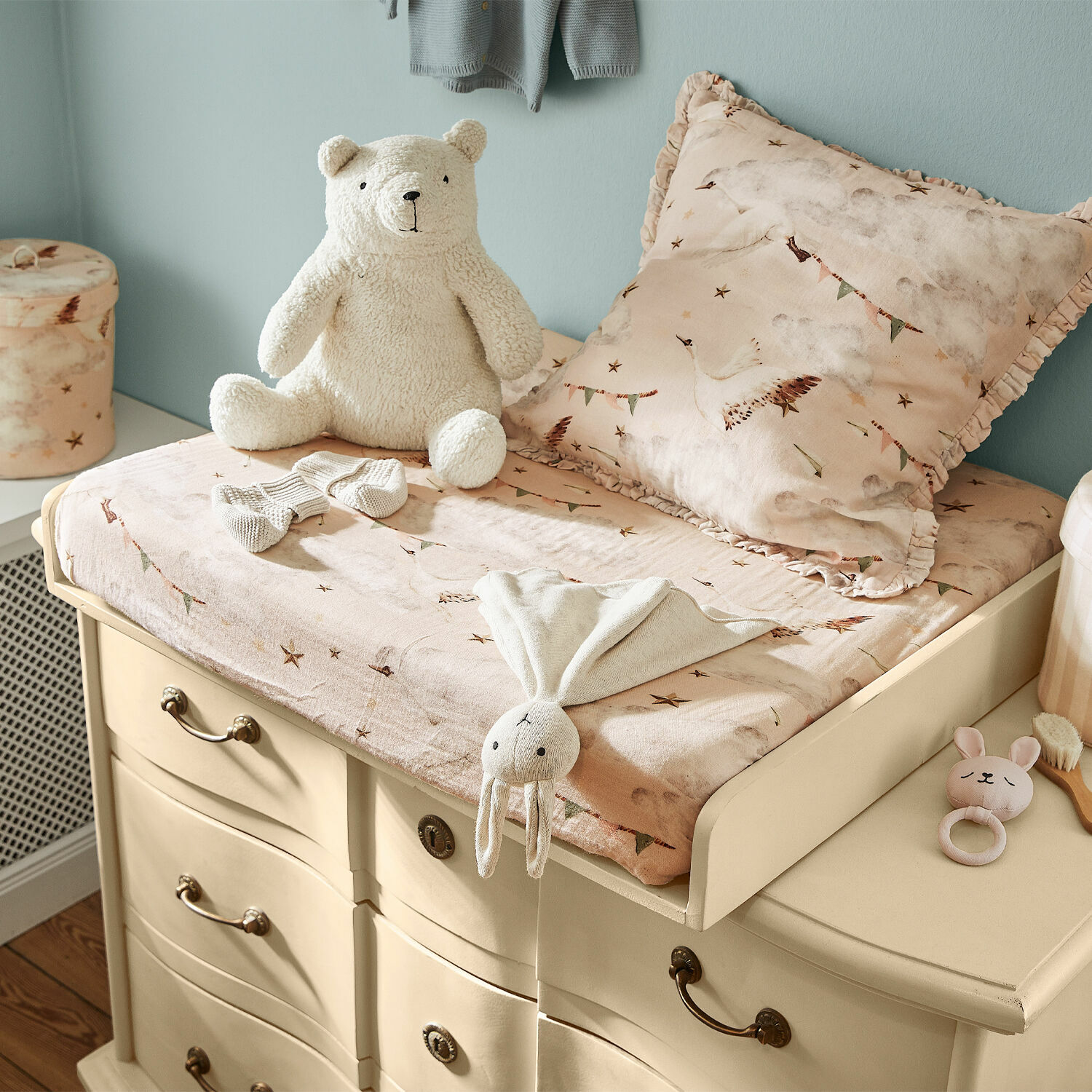 Wickelauflagenbezug Bellise Beige weiches Kissen und Matratze mit Vogelmotiv auf cremefarbener Kommode im Kinderzimmer