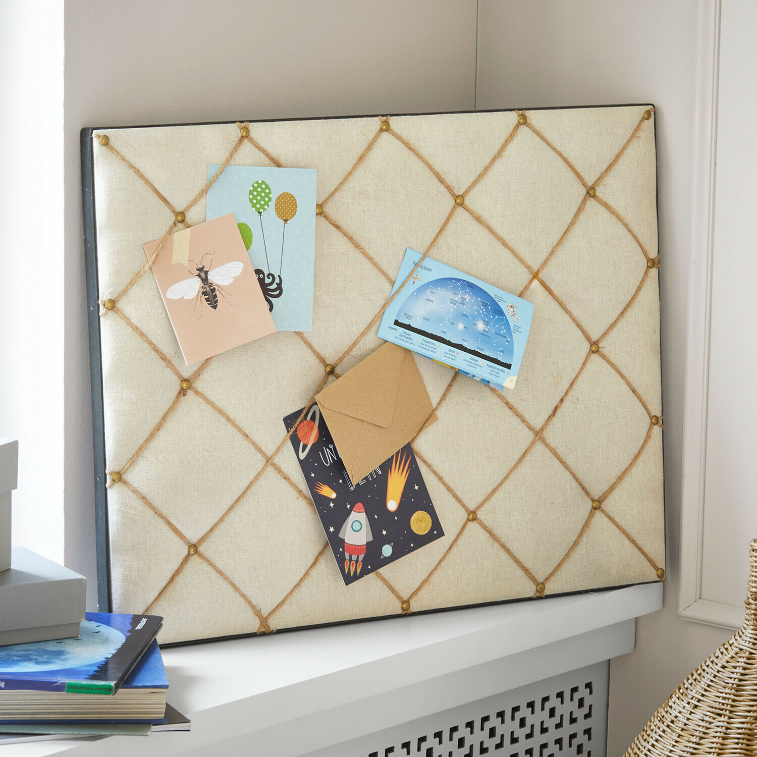 Memoboard Oaklynne Memoboard mit beigem Stoff und Schnüren zum Befestigen von Notizen und Karten im Zimmer