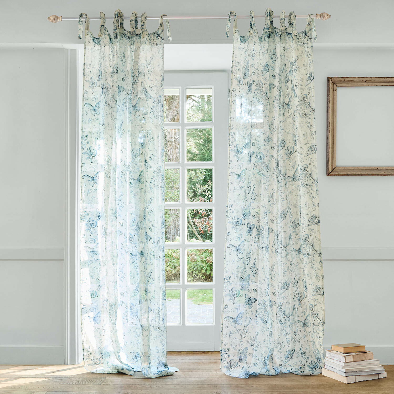 Transparente weiße Vorhänge mit blauem Schmetterlings- und Blumenmuster, leicht und dekorativ