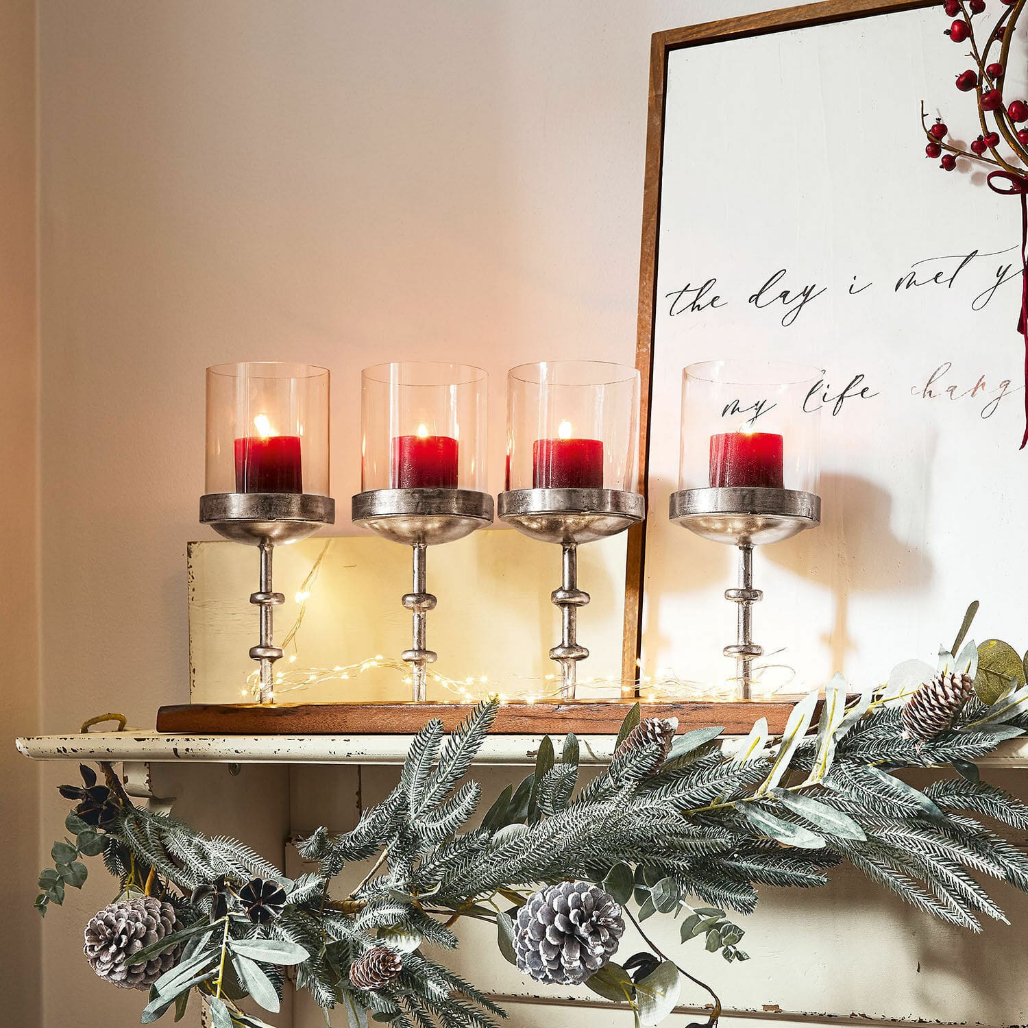 Kerzenständer Mavie Vier Glas-Metall-Kerzenhalter mit roten Kerzen, festliche Dekoration mit Tannenzapfen und Zweigen