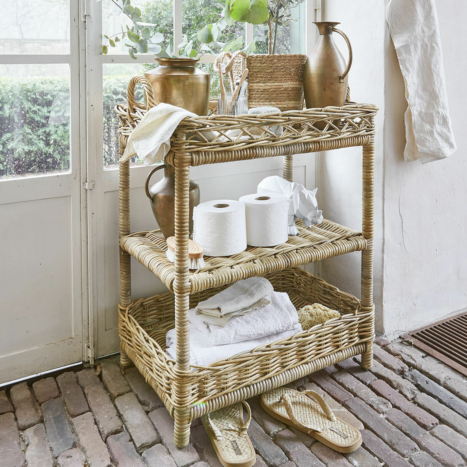 Regal Ristal Wickelregal aus Naturmaterial mit drei Ablagen, Handtücher und Deko, rustikaler Badschrank