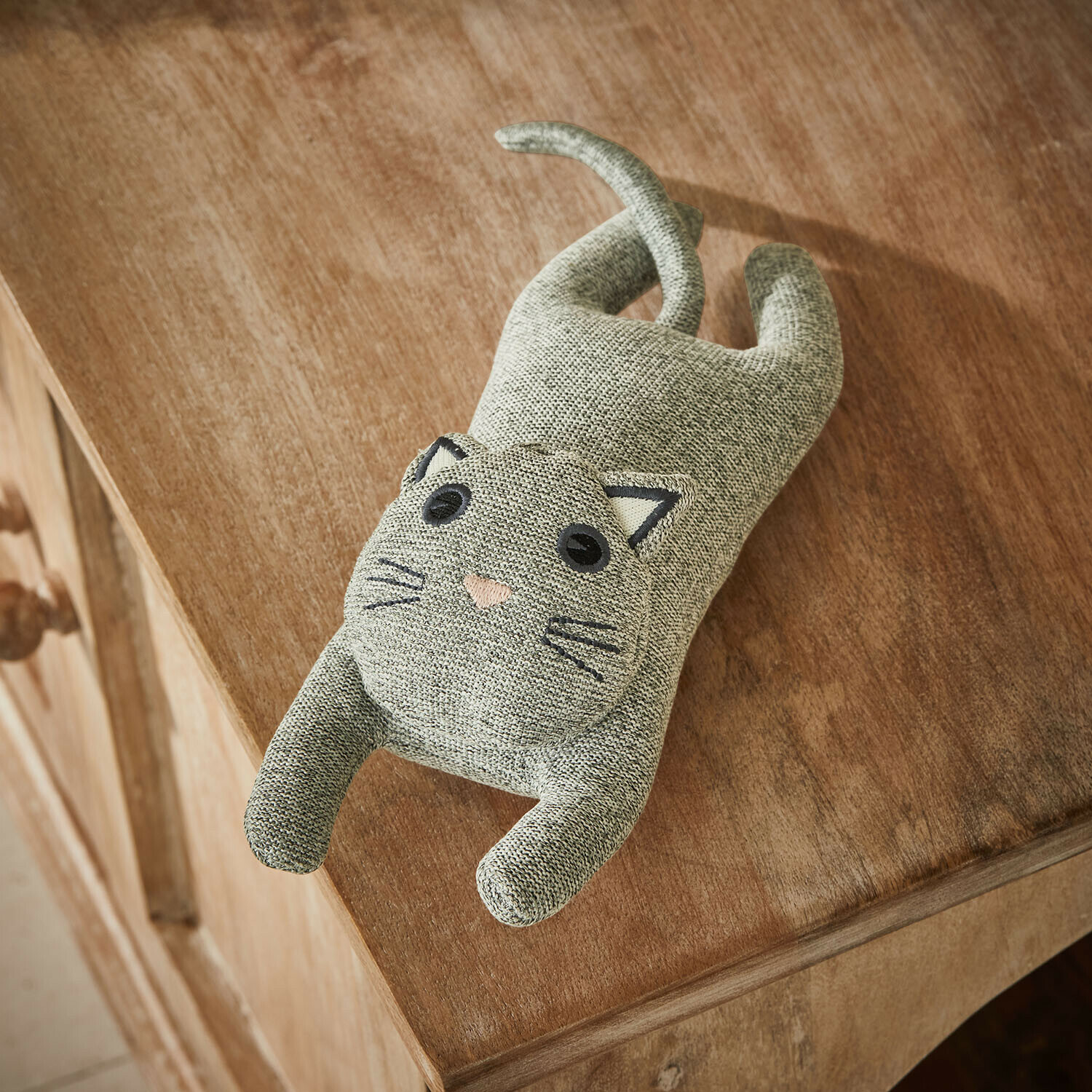 Katzenspielzeug Nalori Graue Stoffkatze auf Holzplatte, dekoratives Wohnaccessoire und Kuscheltier