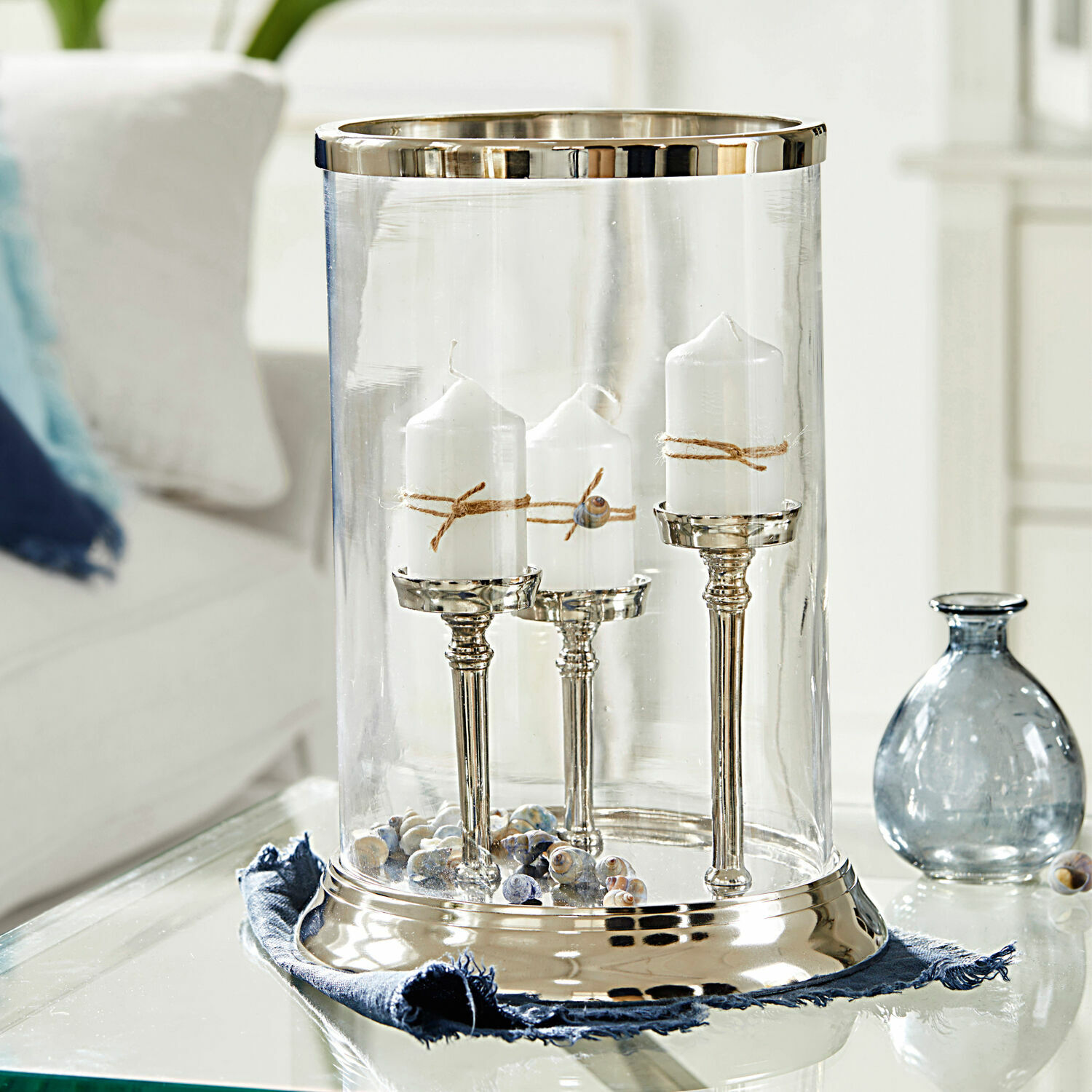 Windlicht Vinzan Glaswindlicht mit Metallfuß und drei weißen Kerzen, verziert mit Schnur und Muscheln