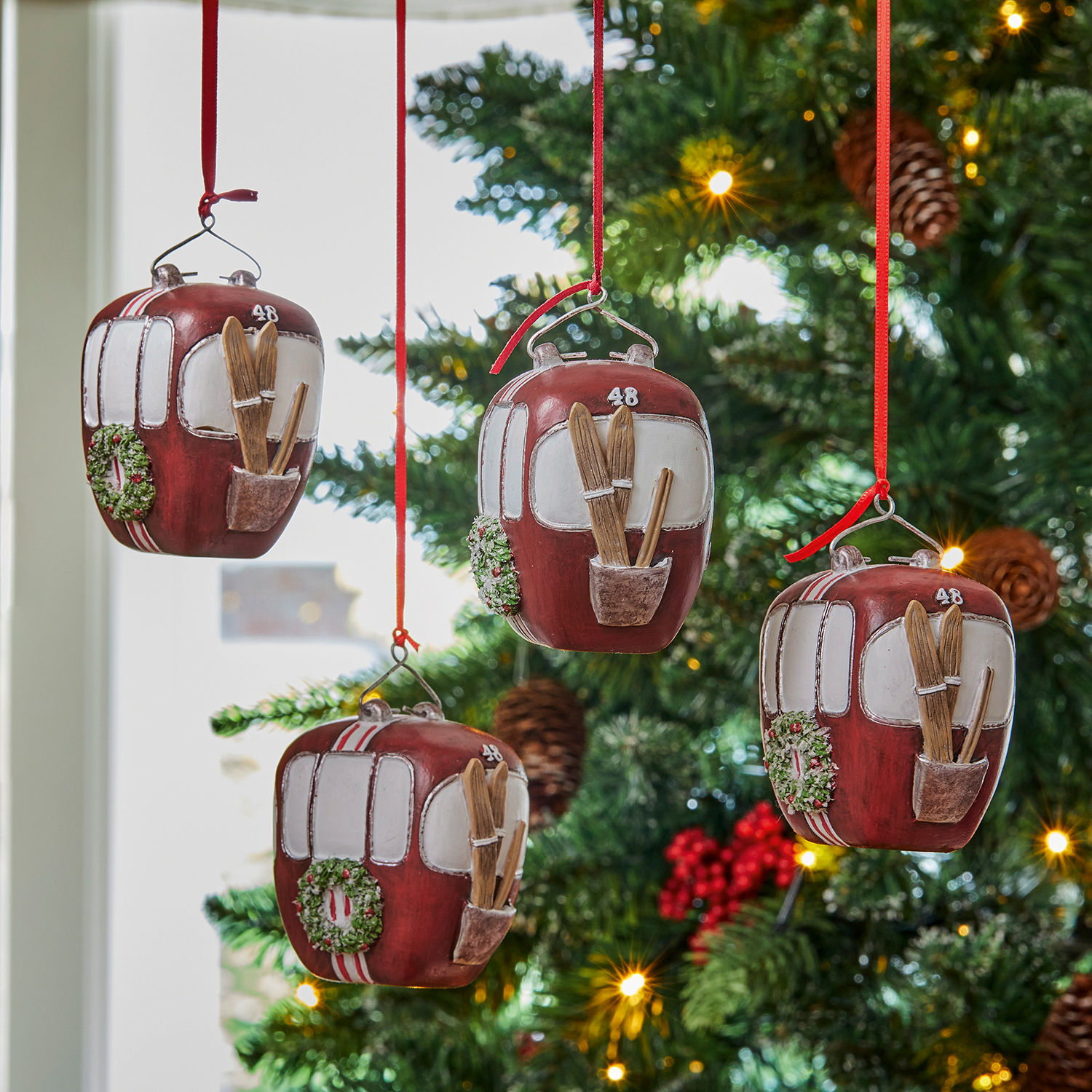 Anhänger 4er Set Barnes Rote Weihnachtsbaum-Anhänger in Form von Gondeln mit Skiern und Kranz am grünen Tannenbaum