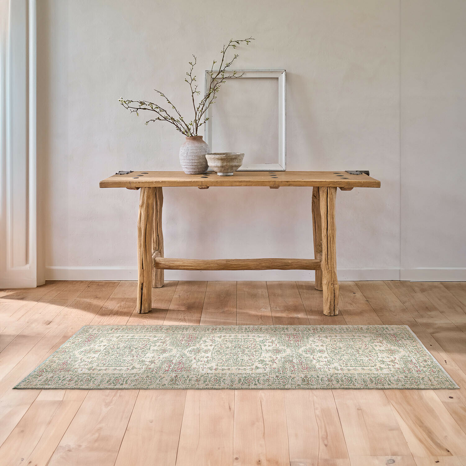 Läufer Taranise Rustikaler Holztisch aus Naturholz mit Vase und Schale auf hellem Teppich in minimalistischem Raum