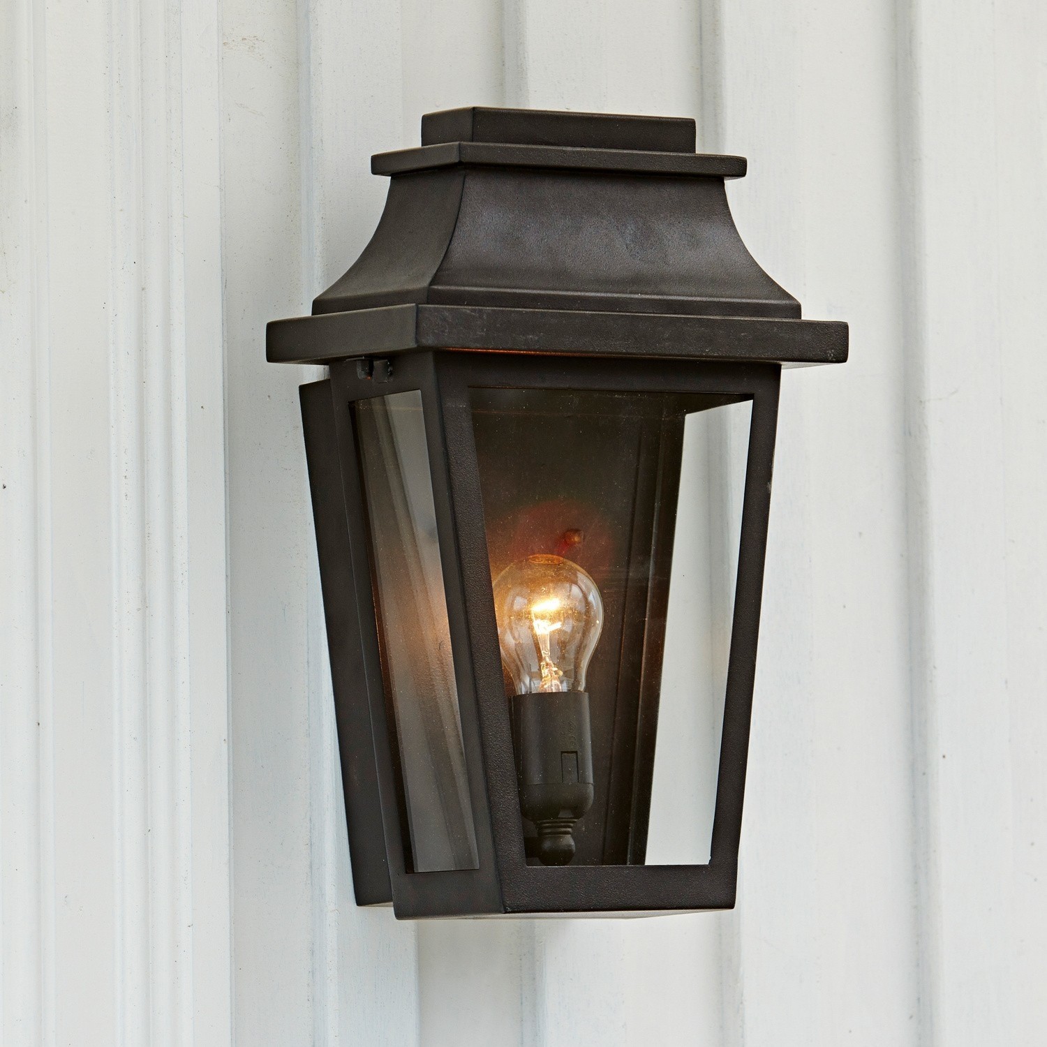 Außenwandlampe Toledo Schwarze Außenwandleuchte aus Metall mit klarem Glas und sichtbarer Glühbirne