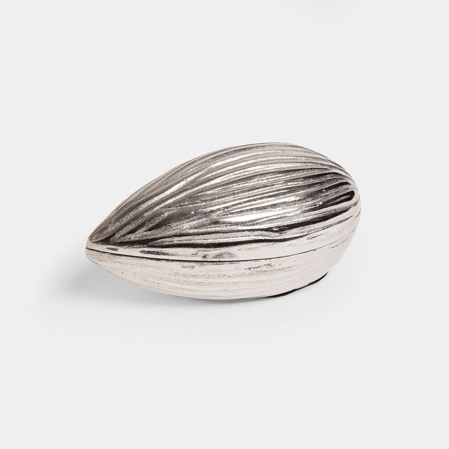 Deko-Objekt Swansea Dekorative silberne Metallschatulle in Nussform mit Struktur, Wohnaccessoire