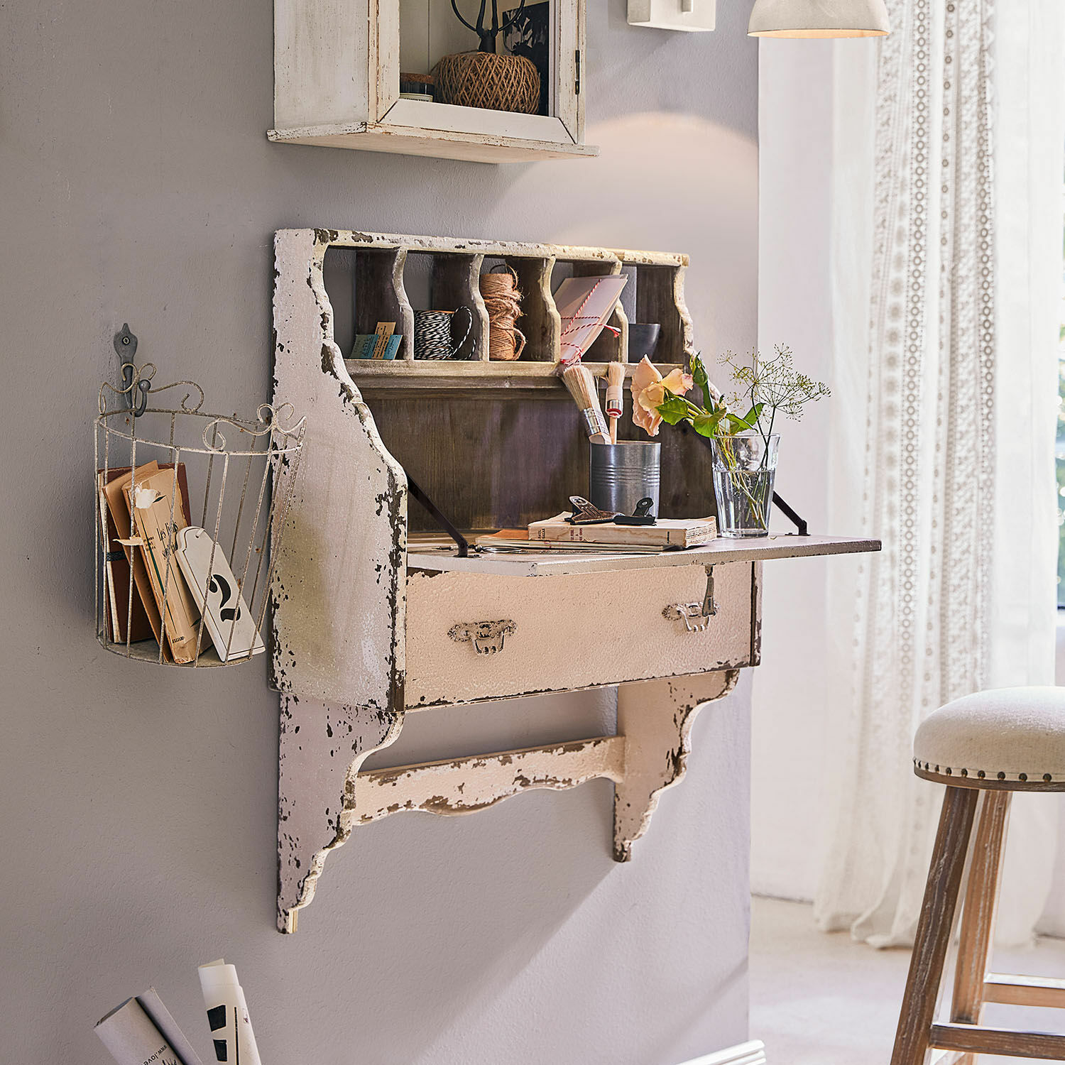 Wandsekretär Sandrine Rustikales weißes Wandregal aus Holz mit Schreibfläche und antikem Used-Look