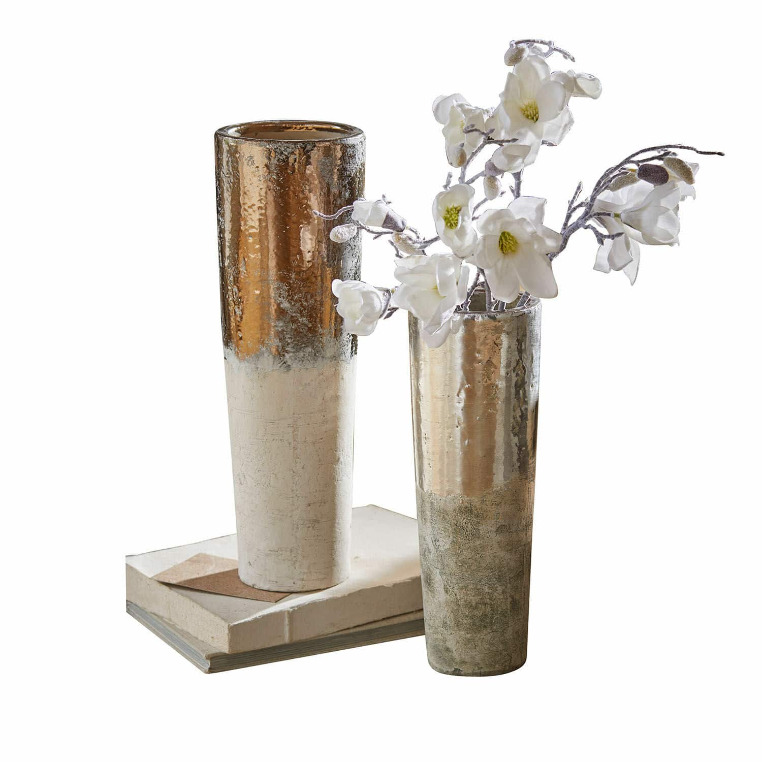 Vase 2er Set Tameena Zwei hohe Metallvasen in Gold-Silber auf Büchern mit weißen Dekoblumen arrangiert