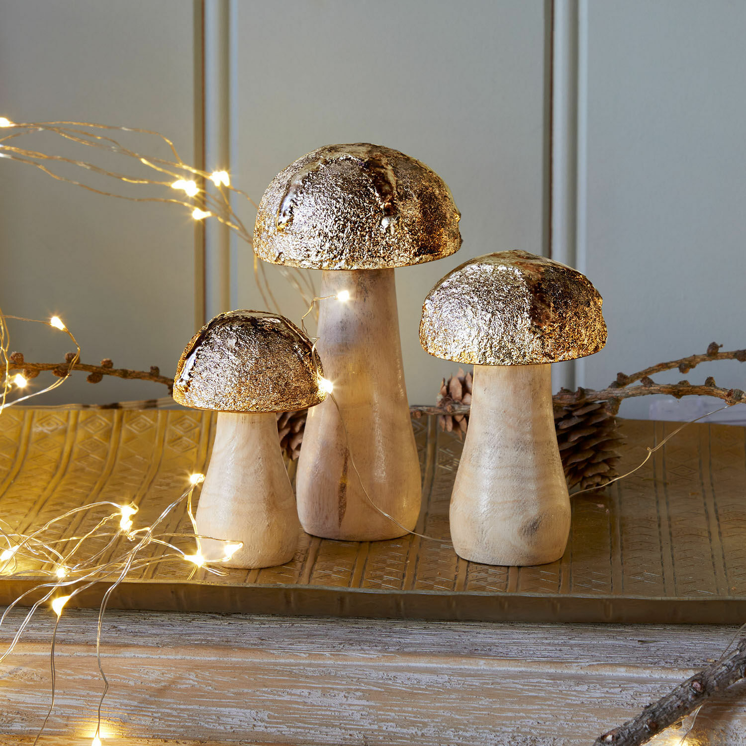 Deko-Pilz 3er Set Myrska Dekorative Holzpilze mit goldfarbenen Metallkappen auf goldener Platte, festliche Deko