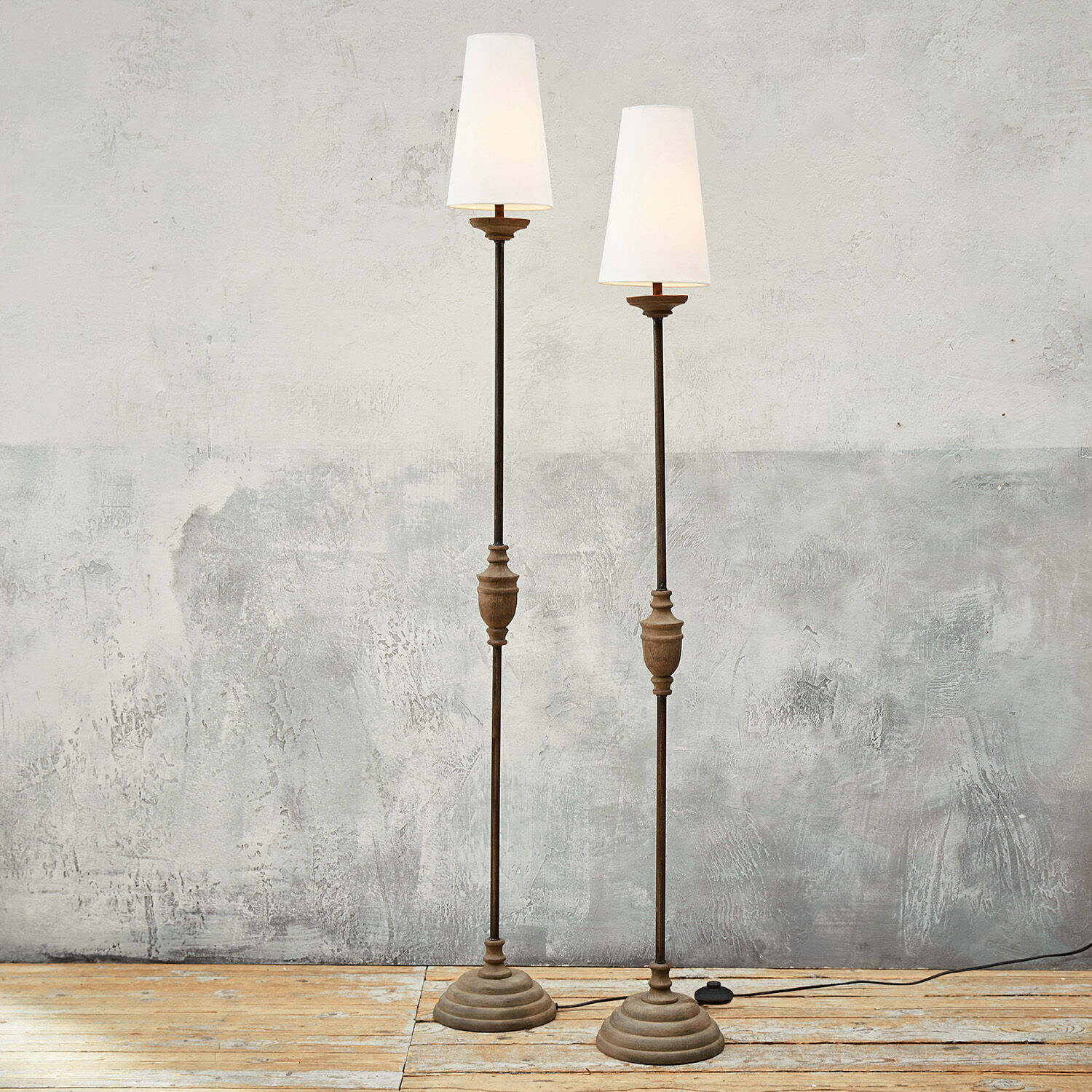 Stehlampe 2er Set Abigail Zwei Stehlampen aus Metall und Holz mit weißen Lampenschirmen auf hellem Holzboden