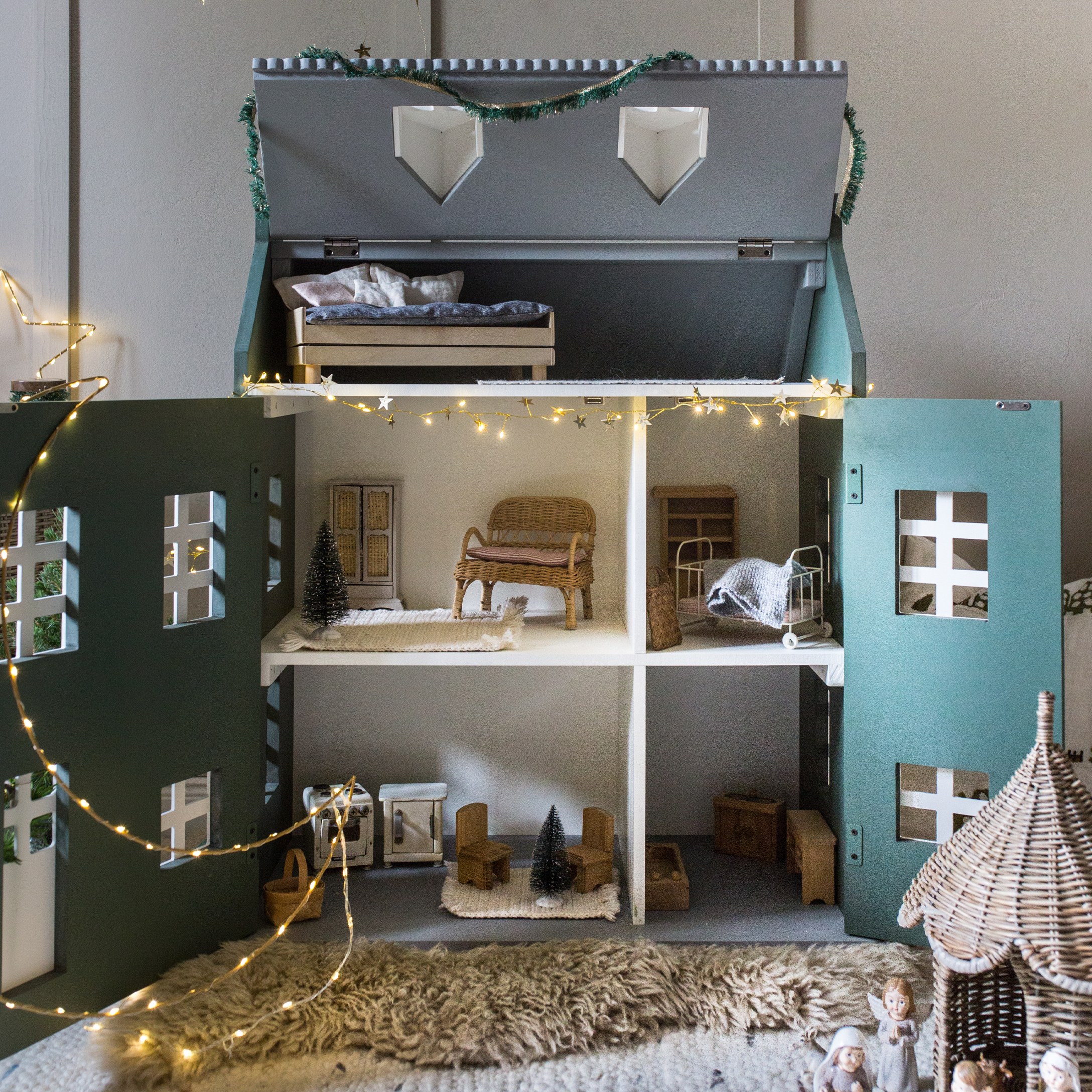 Holz-Puppenhaus mit grünen Türen, Miniaturmöbeln und dekorativer LED-Lichterkette für Kinderzimmer