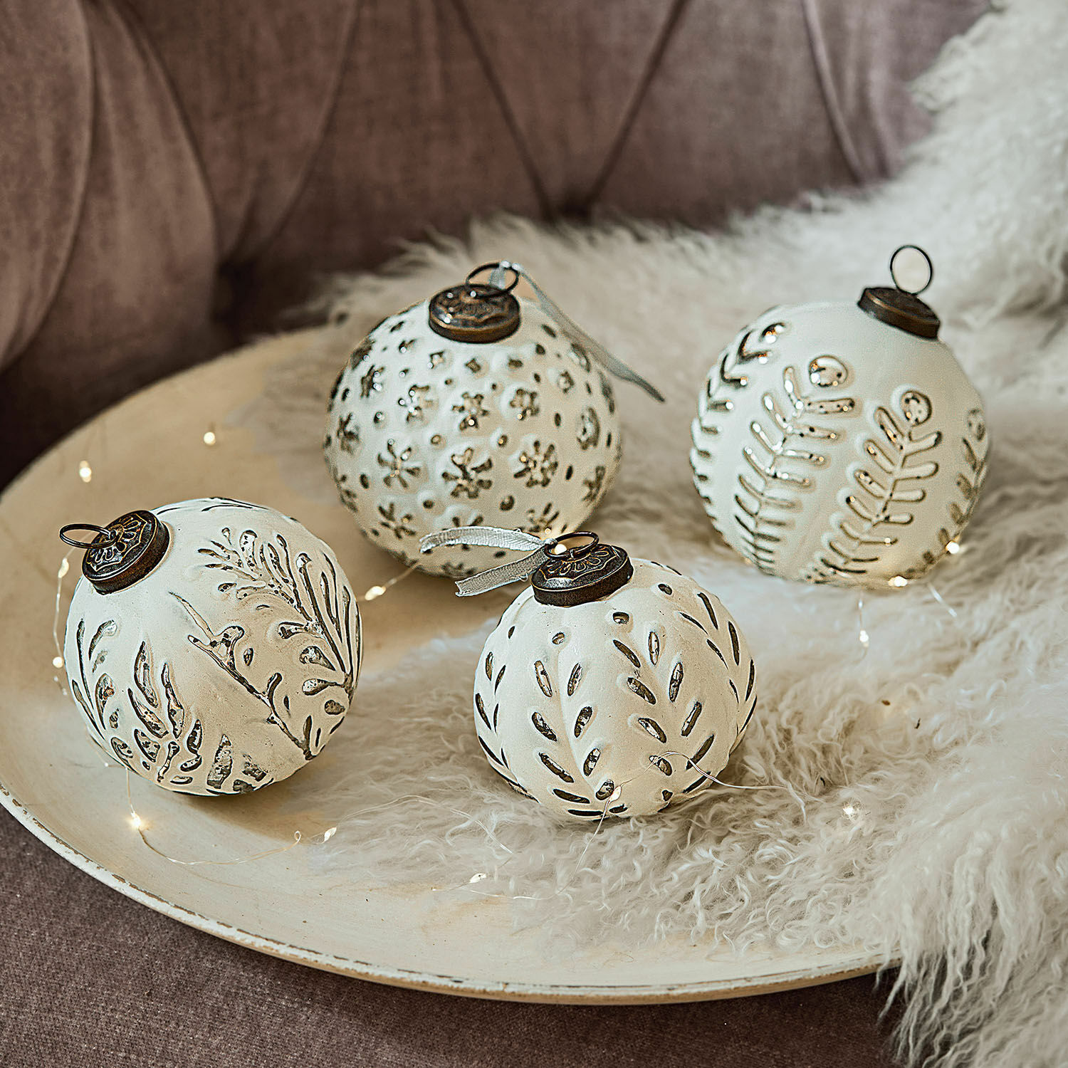 Weihnachtsschmuck 4er Set Consac Set aus vier weißen Keramik-Weihnachtskugeln mit pflanzlichen Mustern und Metallaufhängungen