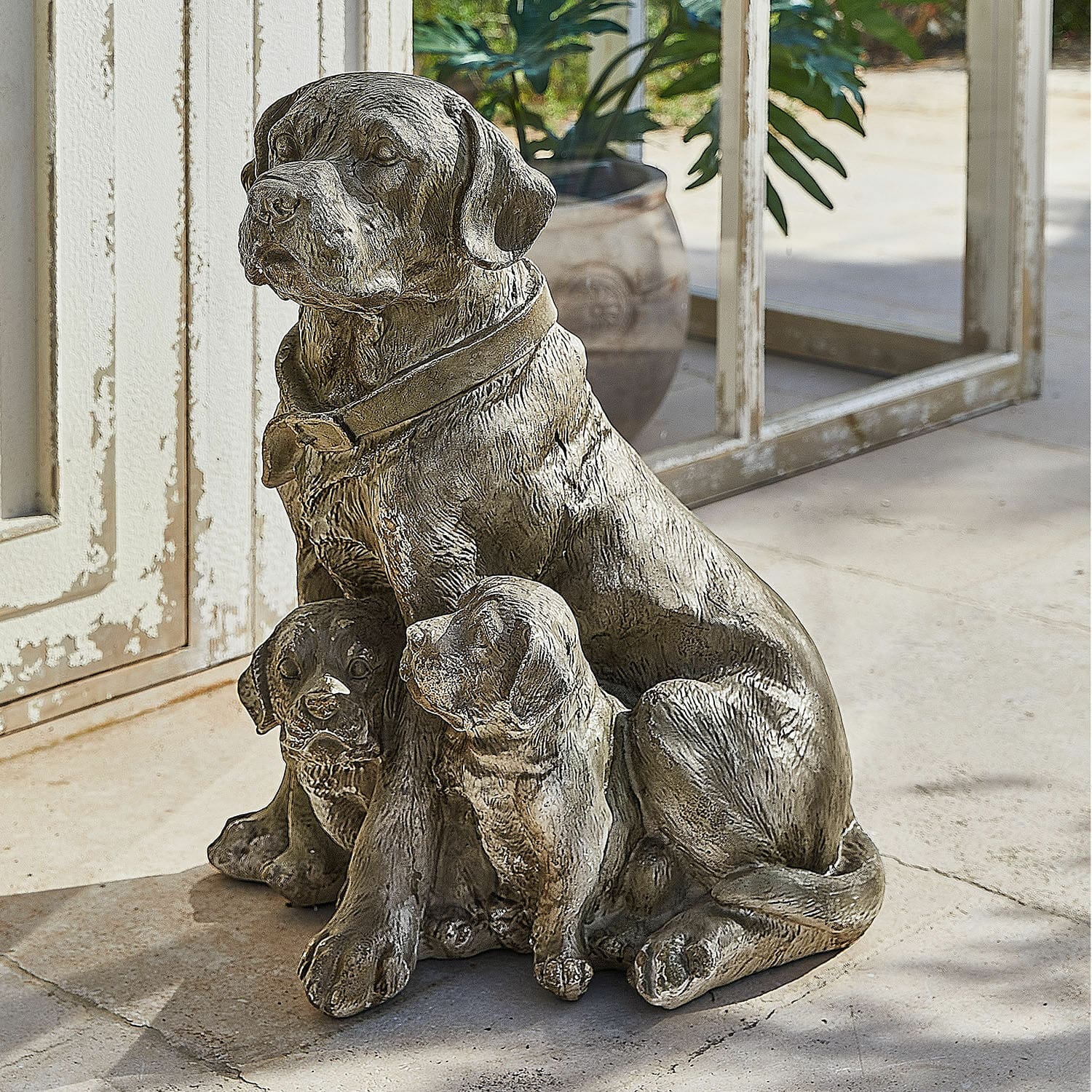 Deko-Hund Samiran Dekorative Bronzeskulptur in Altgold eines Hundes mit zwei Welpen für Haus und Garten