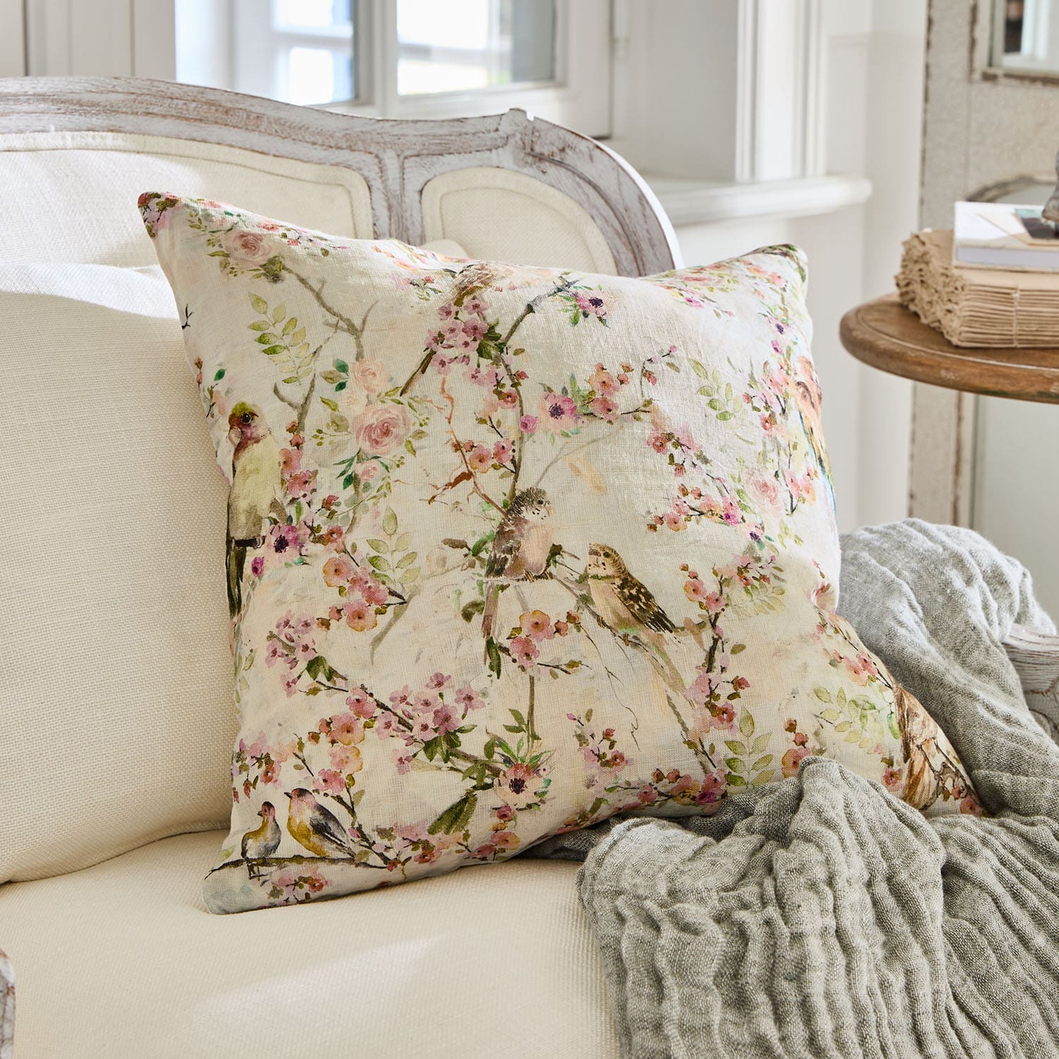 Dekoratives Baumwollkissen in Creme mit Vogel- und Blumenmuster, rustikaler Landhausstil