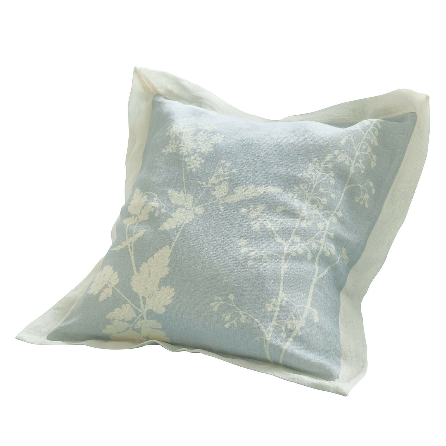 Leinenkissen in Hellblau mit weißem Blumenmuster und cremefarbenem Rand für stilvolle Wohnakzente