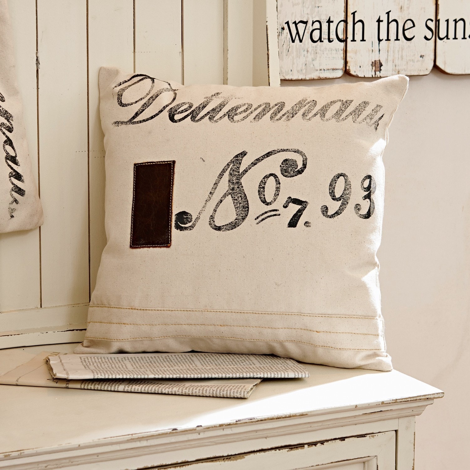 Kissen Orleans Beige Baumwollkissen mit schwarzem Druck und braunem Lederpatch als Dekokissen