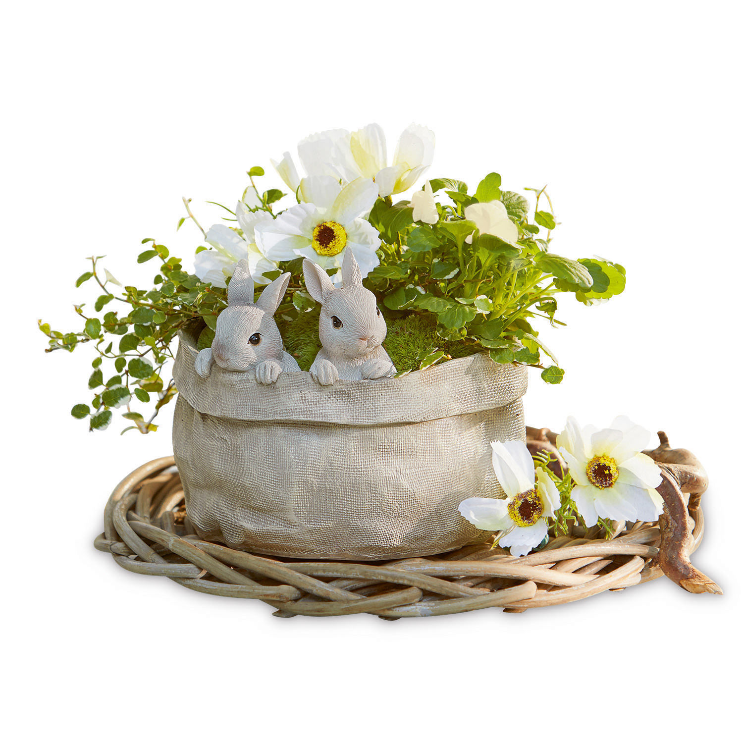 Übertopf Mouriel Dekorativer Stofftopf mit weißen Blumen und Hasenfiguren auf einem Weidenuntersetzer
