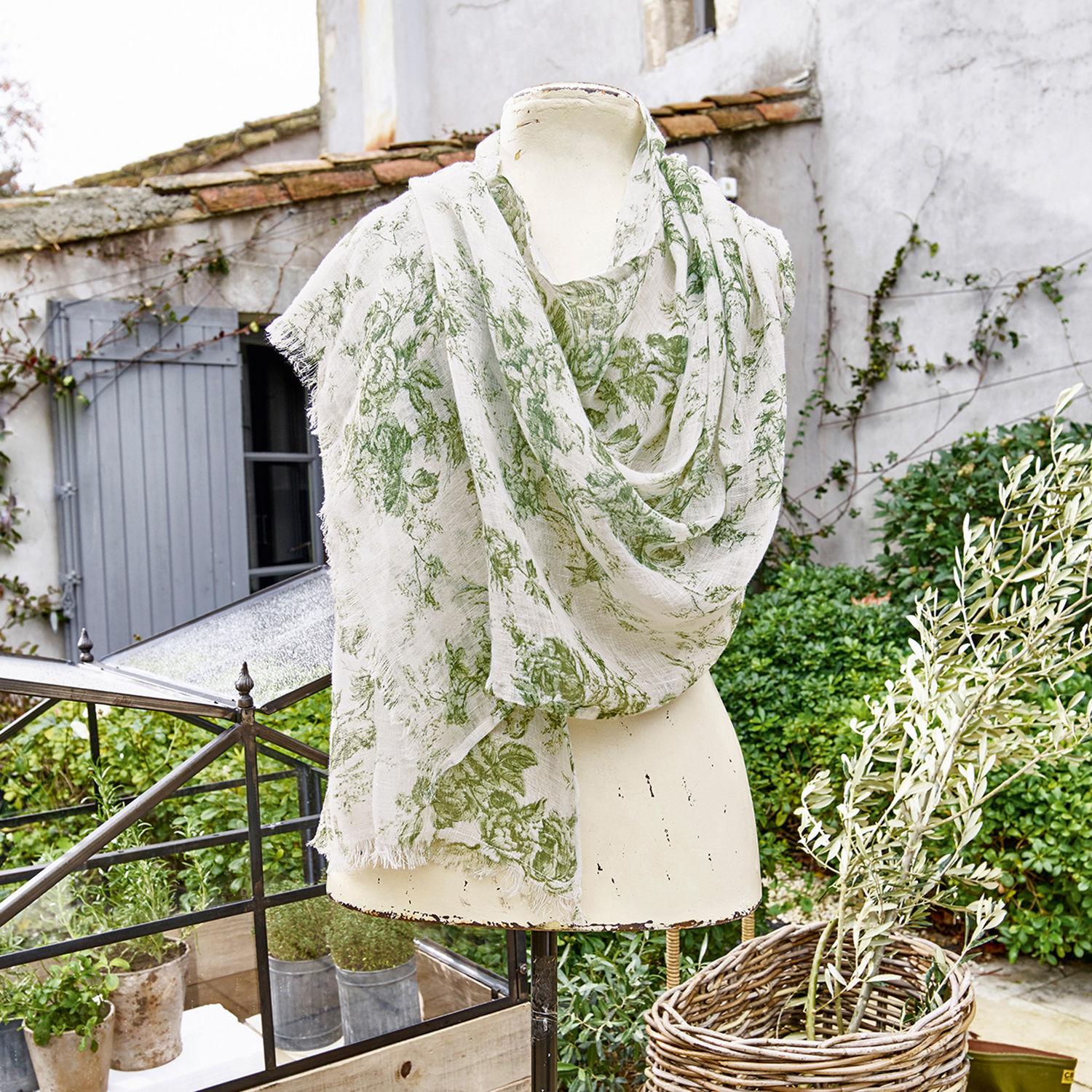 Schal Mercier Leichter Schal mit grünem Blumenmuster auf weißem Stoff, zarter Stoff, modisches Accessoire