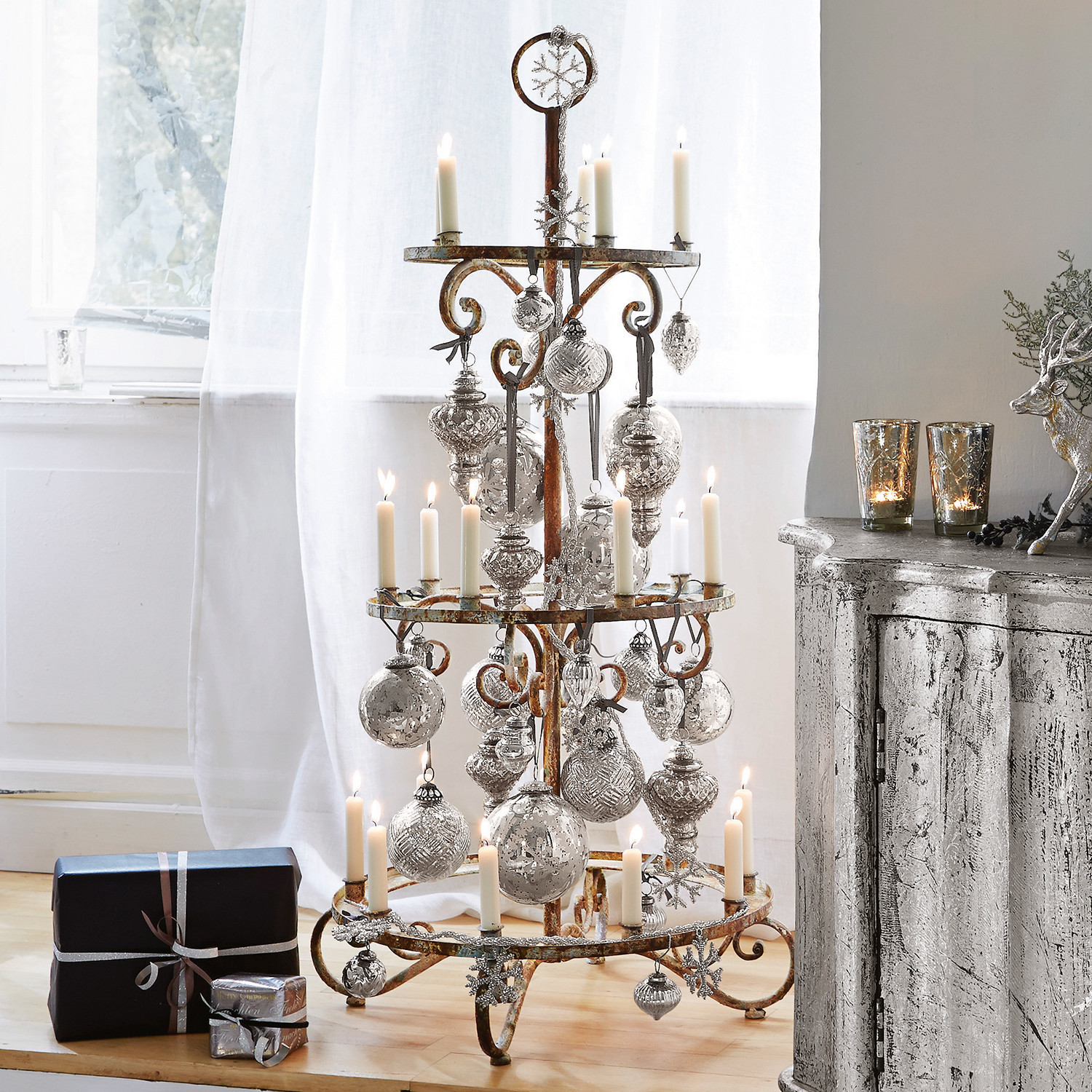 Deko-Baum Sercoeur Rustikale Metall-Weihnachtsdekoration mit weißen Kerzen und silbernen Kugeln auf dem Boden