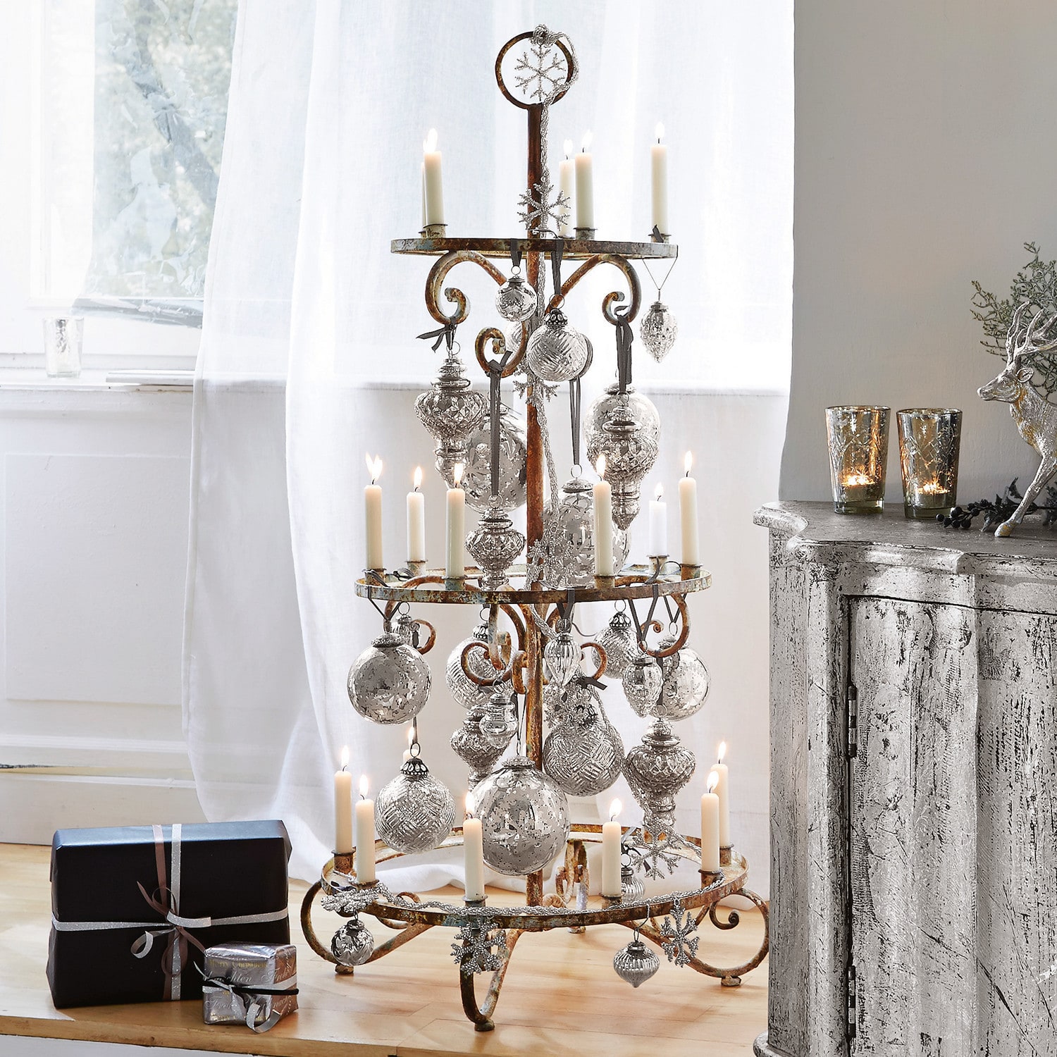 Deko-Baum Sercoeur Rustikale Metall-Weihnachtsdekoration mit weißen Kerzen und silbernen Kugeln auf dem Boden