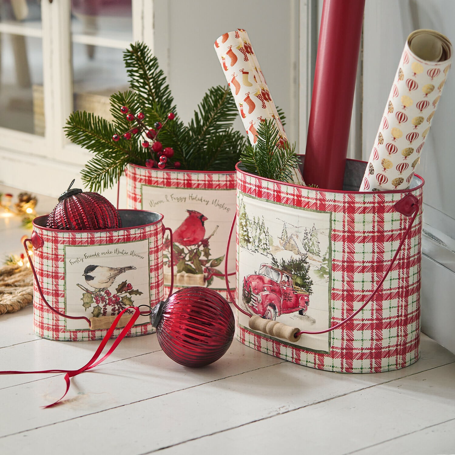 Übertopf 3er Set Fuzzy Drei rot-weiß karierte Metallbehälter mit Weihnachtsmotiven und grünen Zweigen als Dekoration