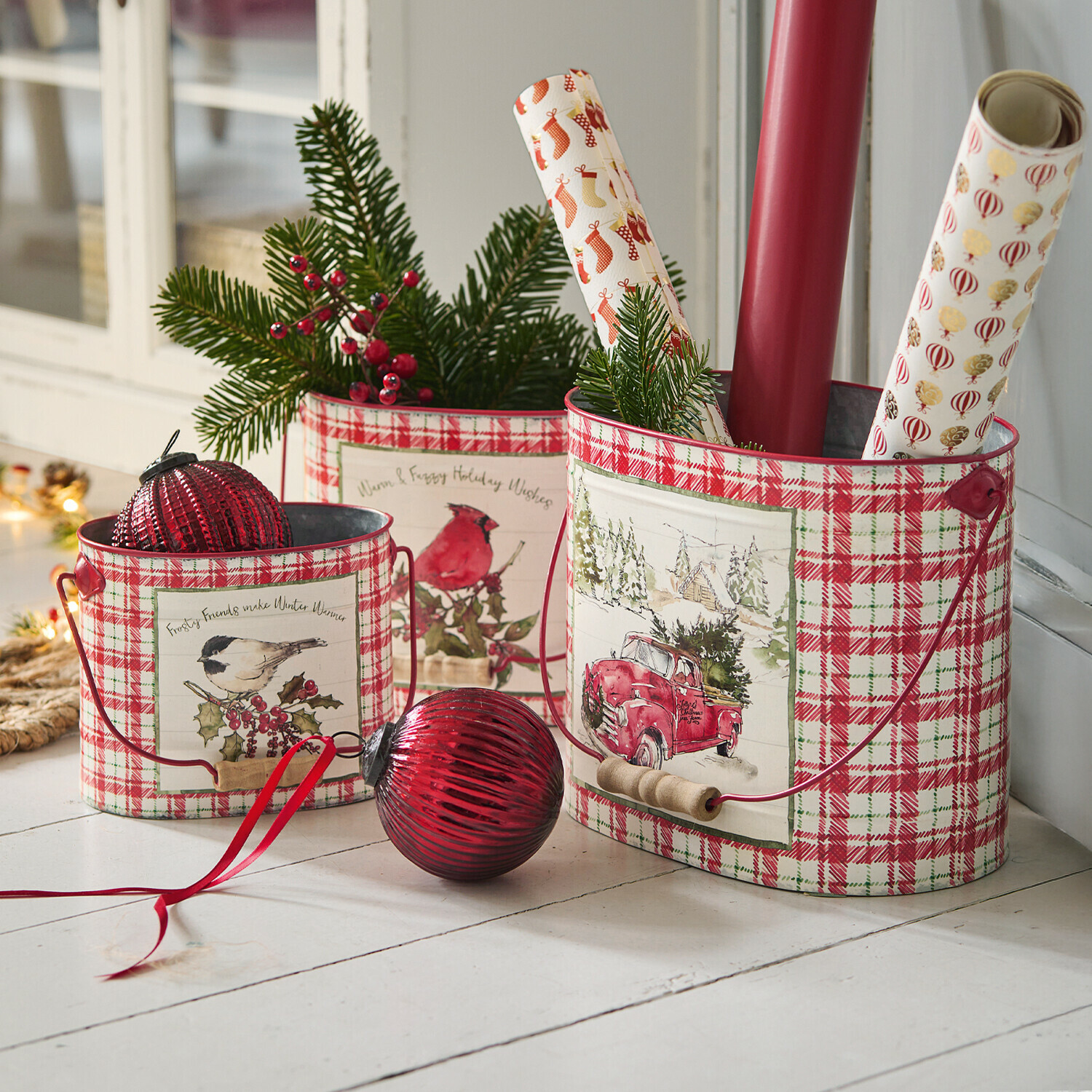 Übertopf 3er Set Fuzzy Drei rot-weiß karierte Metallbehälter mit Weihnachtsmotiven und grünen Zweigen als Dekoration