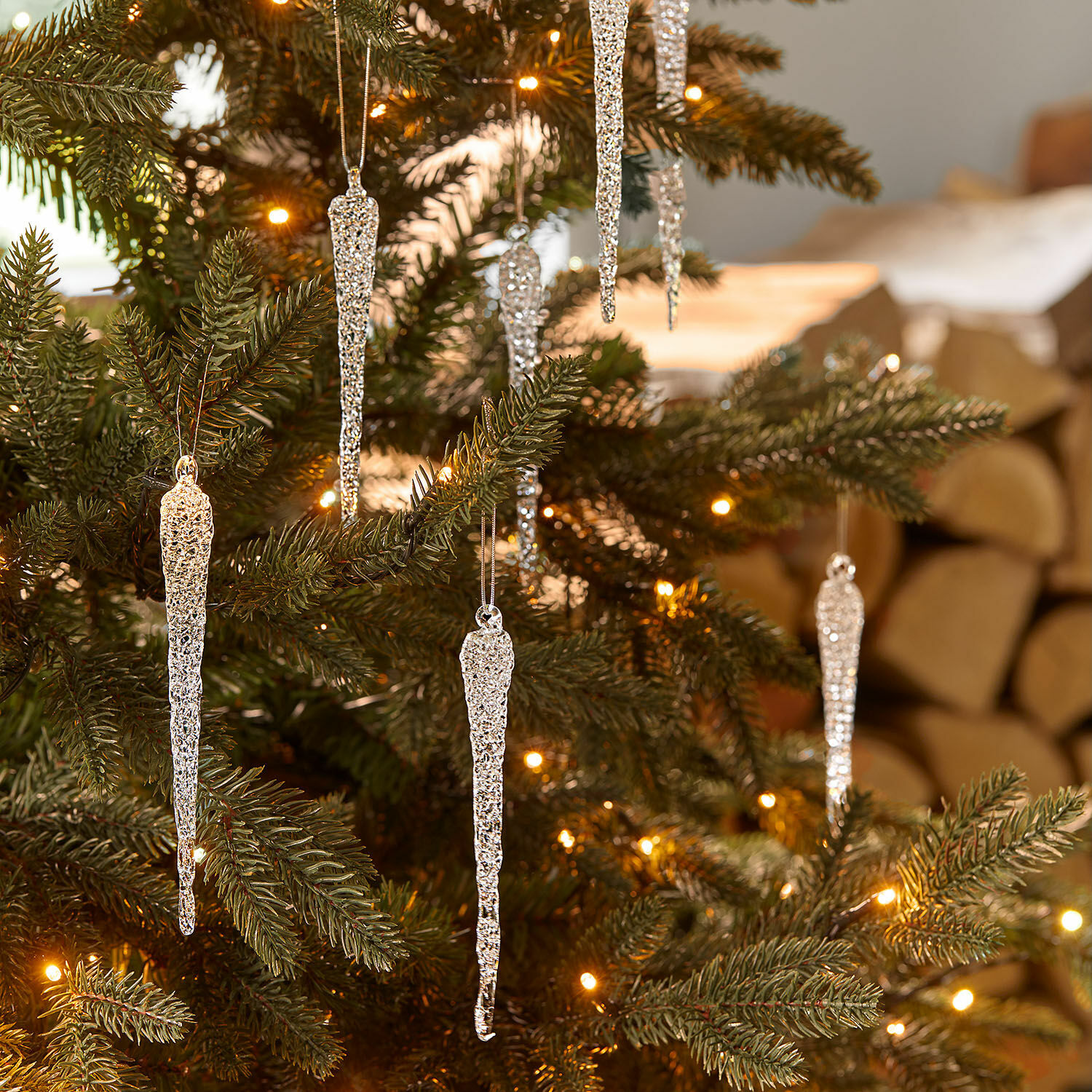Glaszapfen 12er Set Salvique Silberne Eiszapfen-Dekorationen an grünem Weihnachtsbaum mit warmen Lichtern für festliche Stimmung