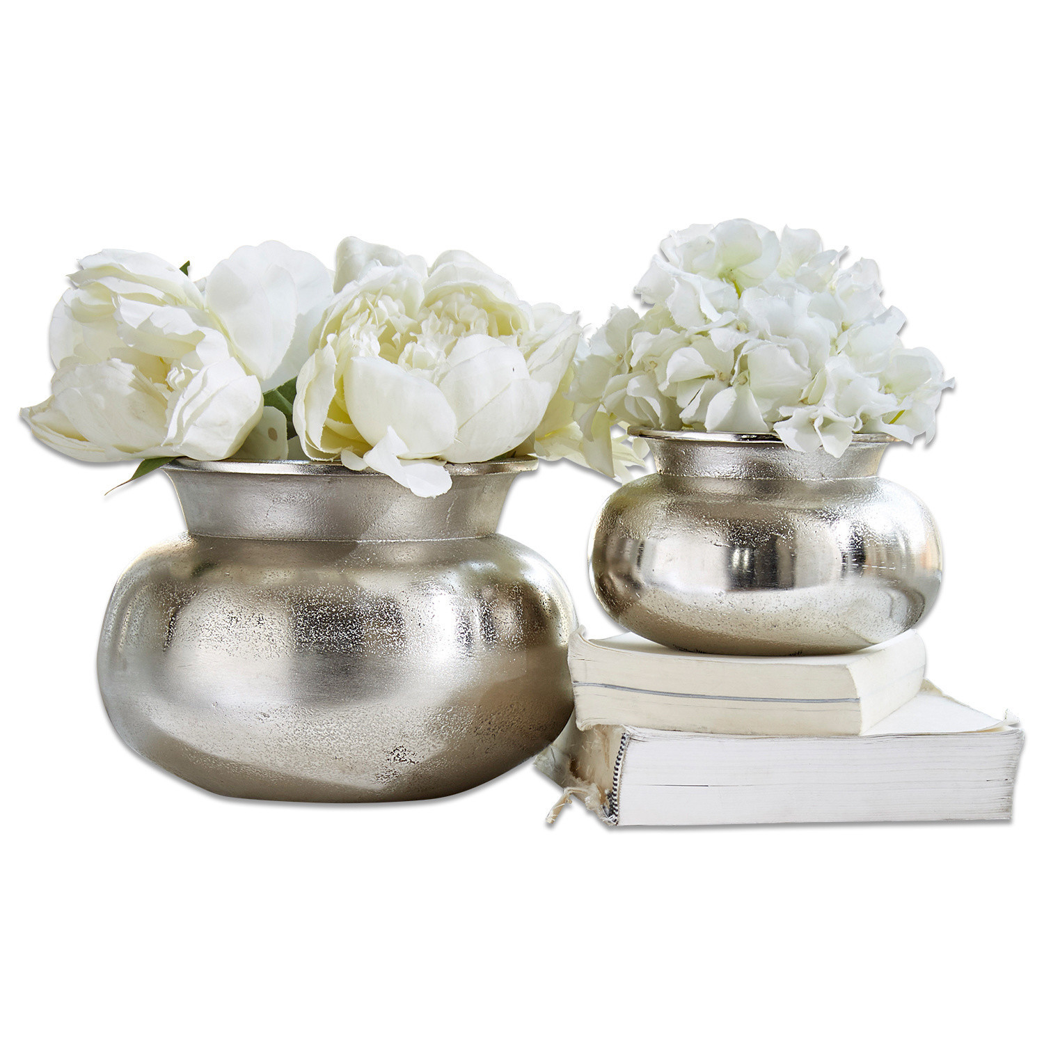 Vase 2er Set Clément Zwei silberne Metallvasen mit weißen Blumen auf weißen Büchern, stilvolle Tischdekoration