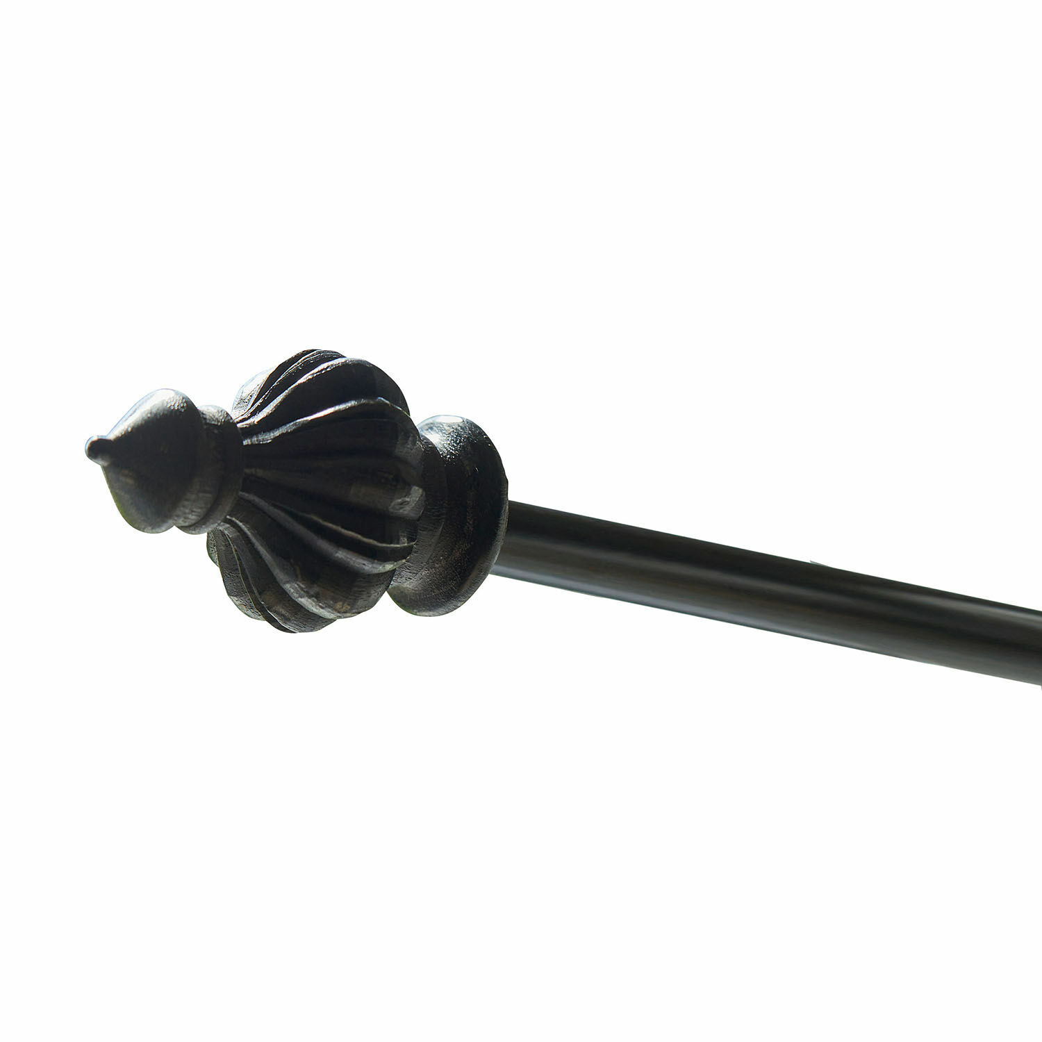 Antikschwarze Metall-Gardinenstange mit dekorativem Endstück im Vintage-Stil