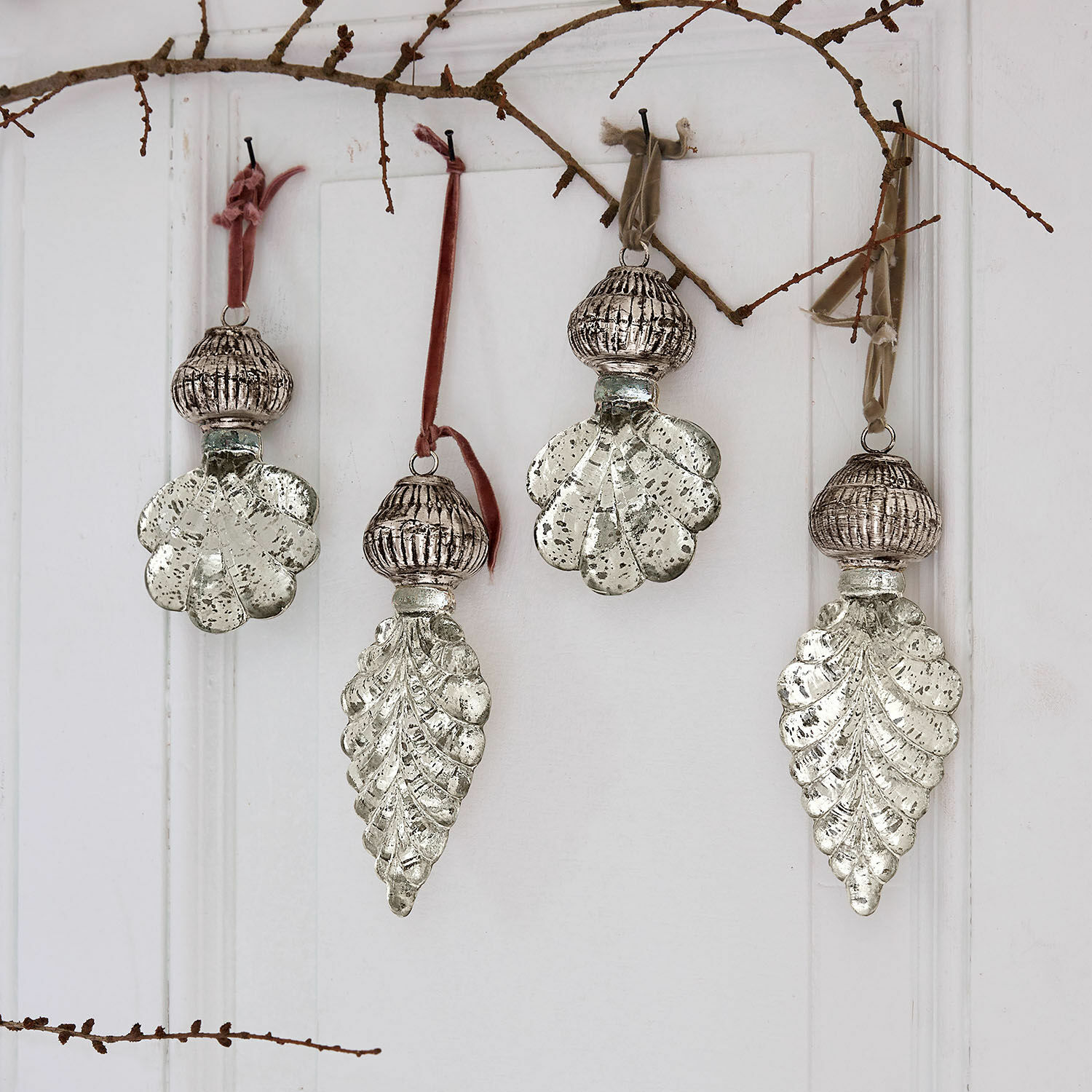 Anhänger 4er Set Géraudet Set aus vier hängenden Dekorationen aus klarem Glas mit Metallteilen und farbigen Bändern
