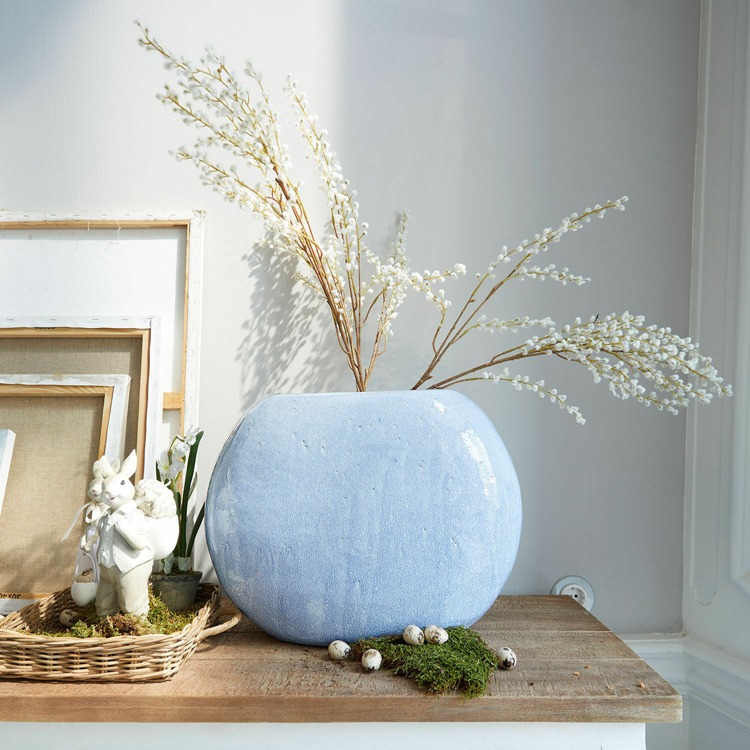 Vase Terclac Große blaue Keramikvase mit dekorativen Zweigen und Eiern auf einem Holztisch