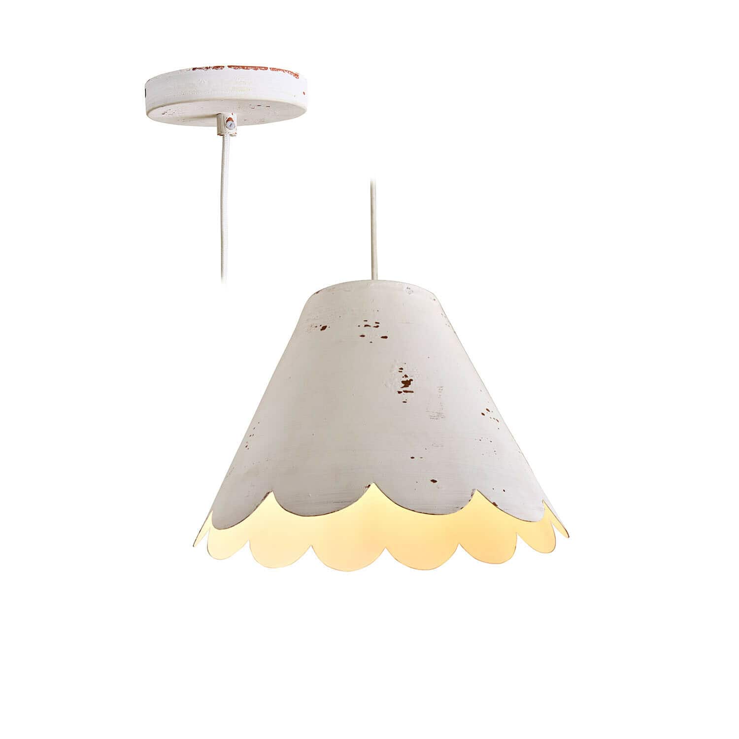 Hängelampe aus weißem Metall mit Used-Look und wellenförmigem Lampenschirmrand, warmes Licht