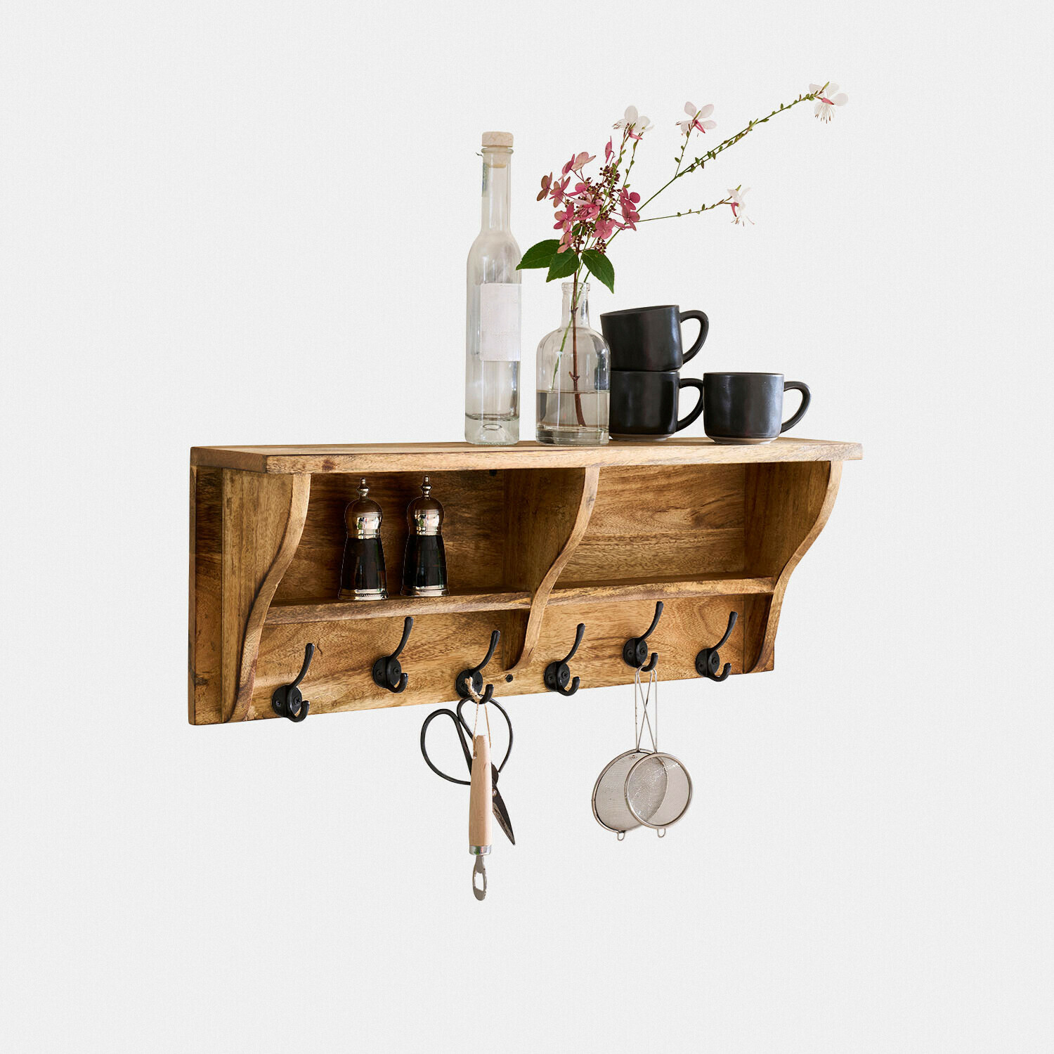 Wandregal aus Holz in Naturfarbe mit Haken und Ablagen, Küchenaccessoires und schwarze Tassen