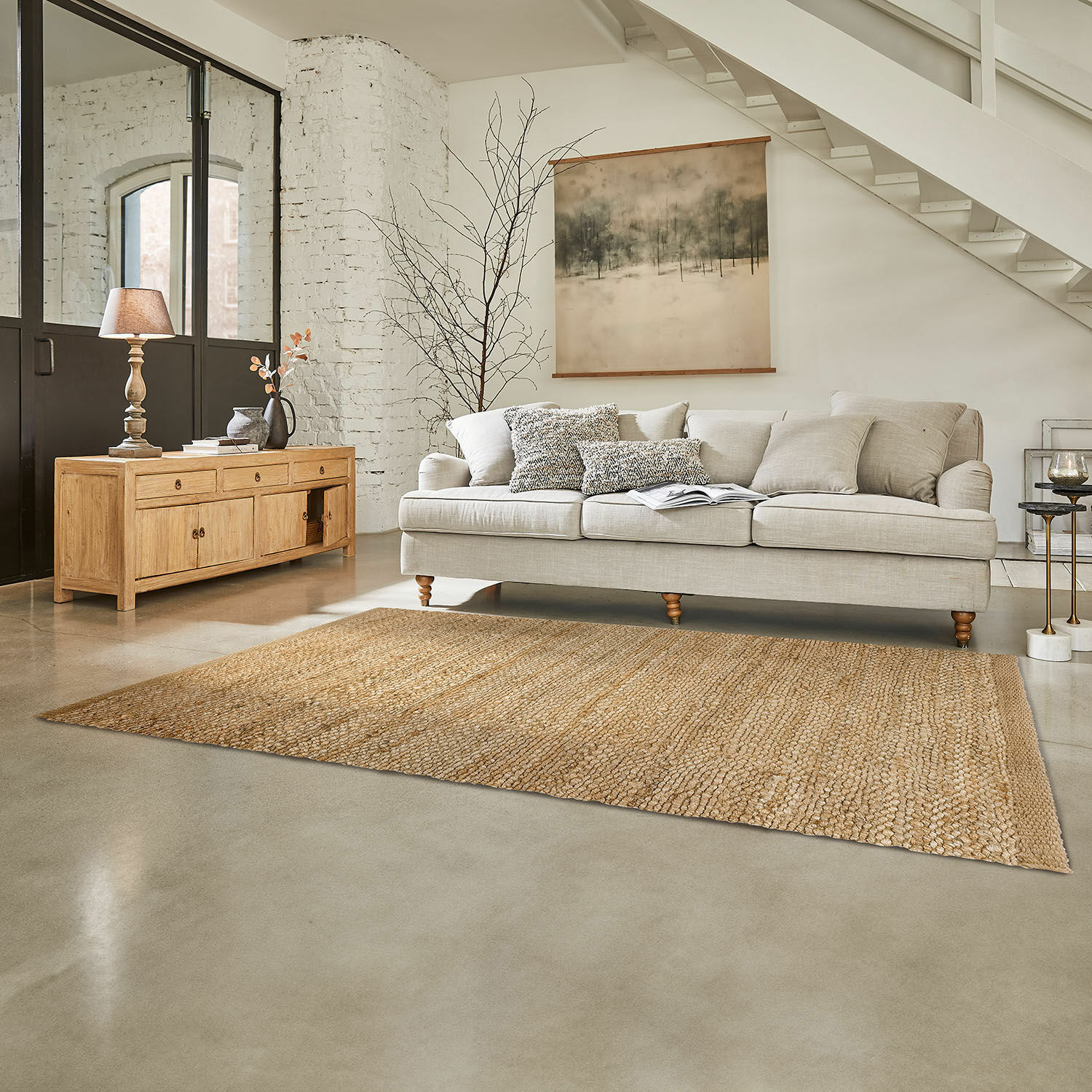 Teppich Abitain Natürlicher Jute-Teppich in Beige im Wohnzimmer mit hellgrauem Sofa und Holzkommode