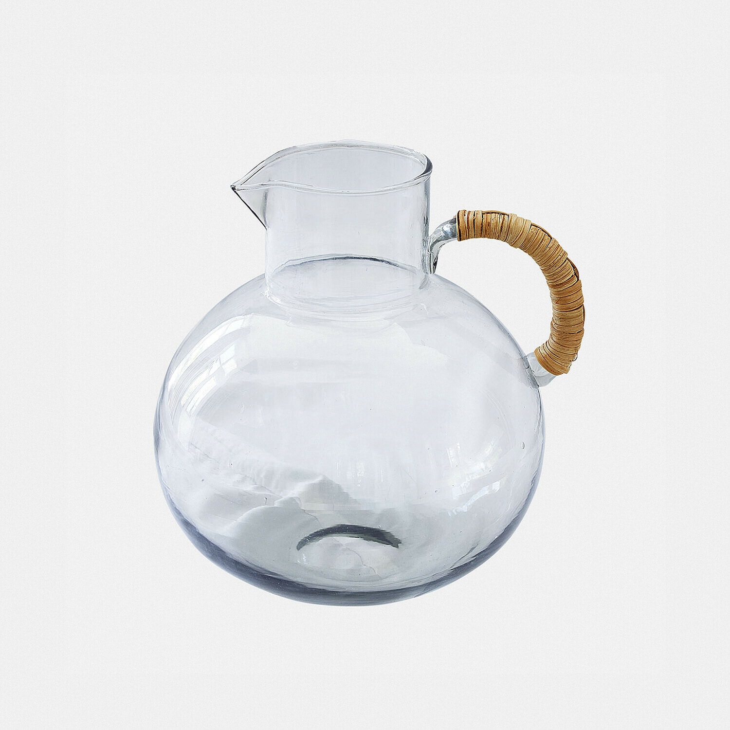Krug Stormea Transparenter Glas-Krug mit rundem Körper und natürlichem Rattan-Griff