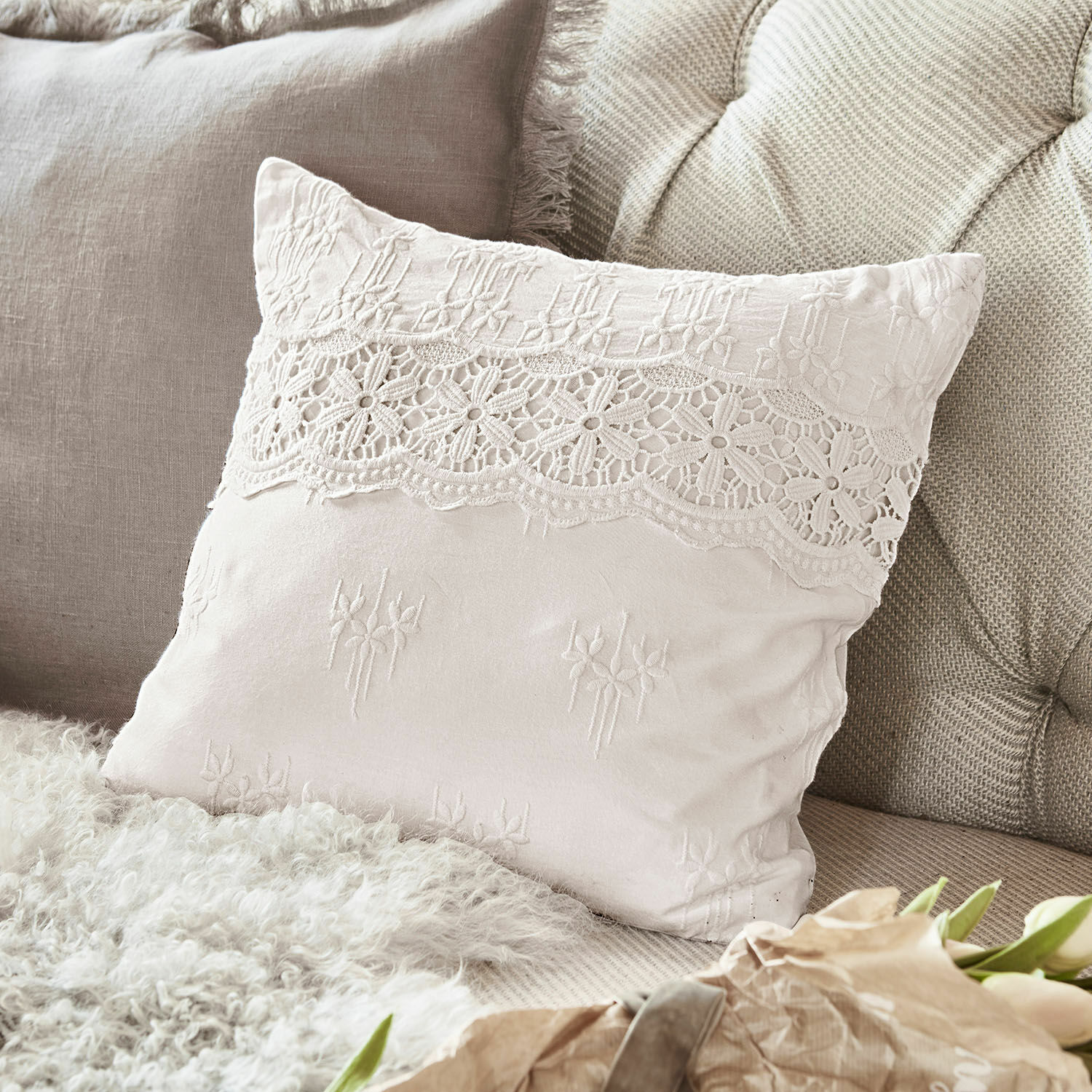 Kissenhülle Fianna Beige Dekokissen mit Spitze und Stickerei auf Sofa, weiches Material für gemütliches Ambiente