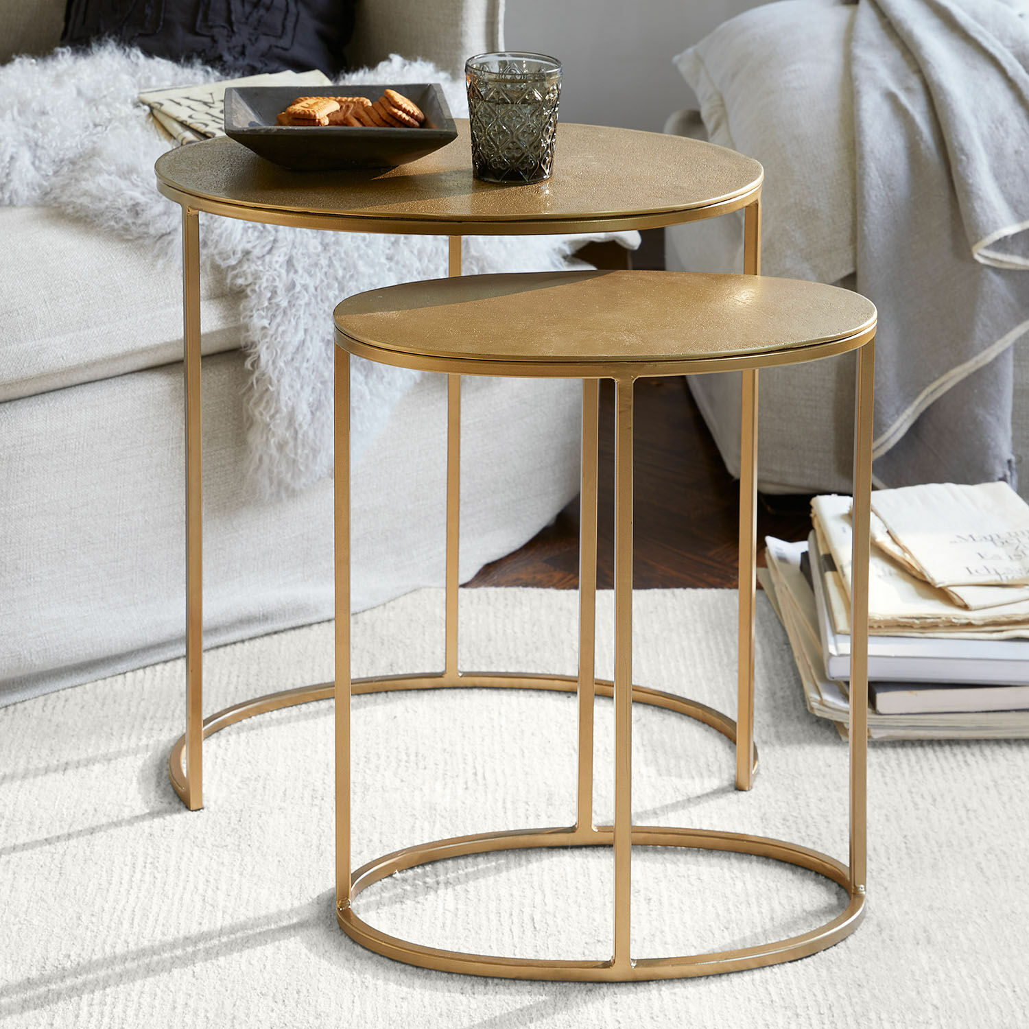 Beistelltisch 2er Set Leron Zweier-Set goldfarbener Metall-Beistelltische mit runden Platten auf hellem Teppich