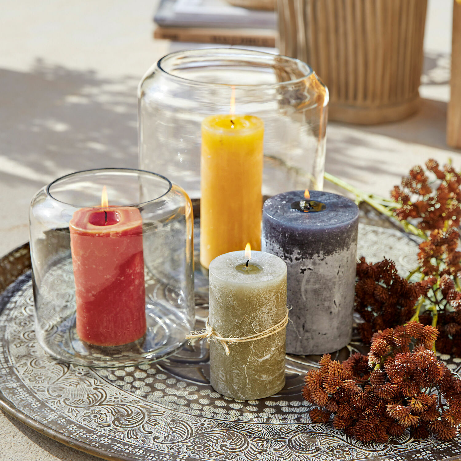 Kerze 4er Set Joliet Vier farbige Kerzen auf dekorativem Metalltablett als stilvolle Wohnraumdekoration