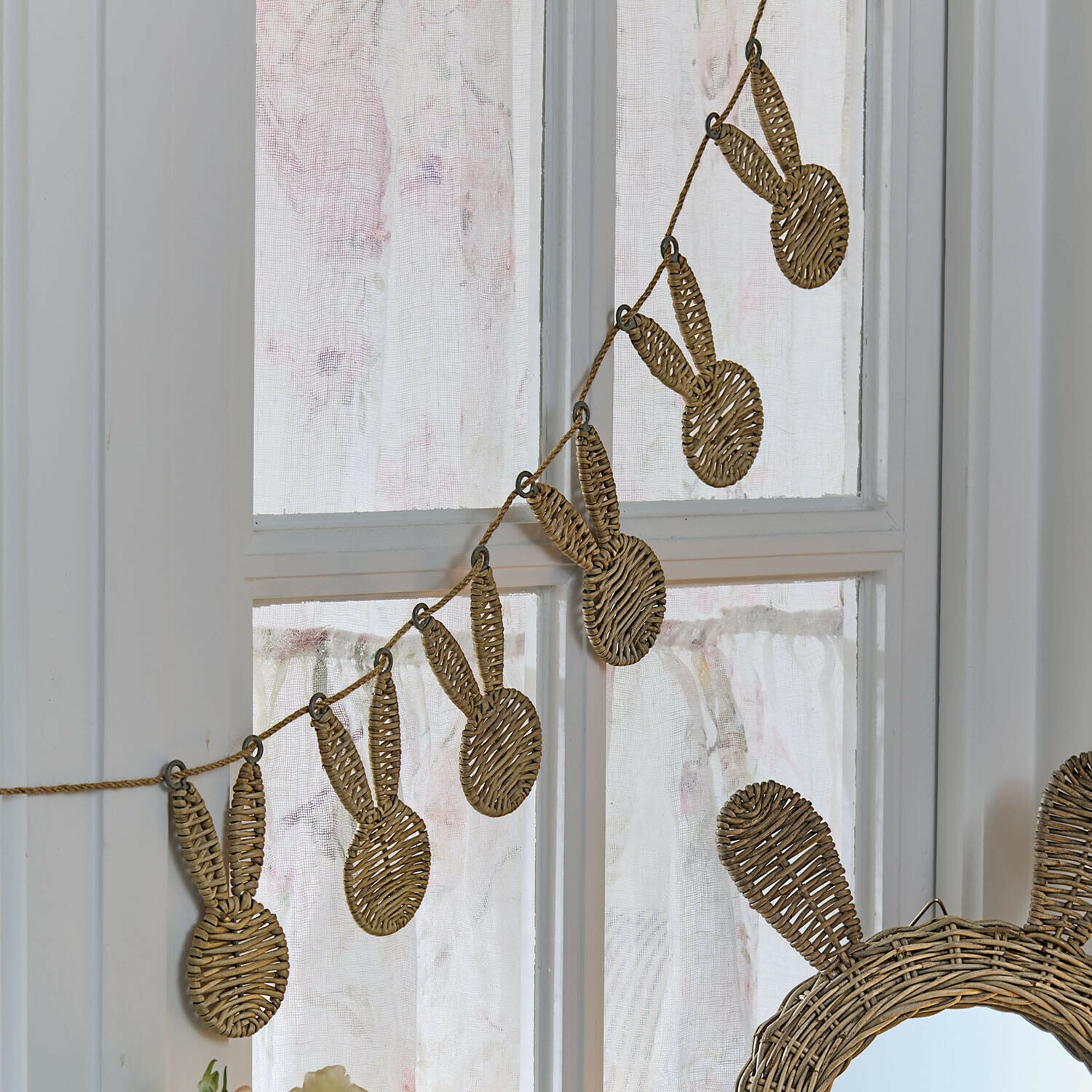 Girlande Papillonette Wiklingirlande mit Hasenköpfen in Naturfarbe, rustikale Fensterdekoration aus geflochtenem Material