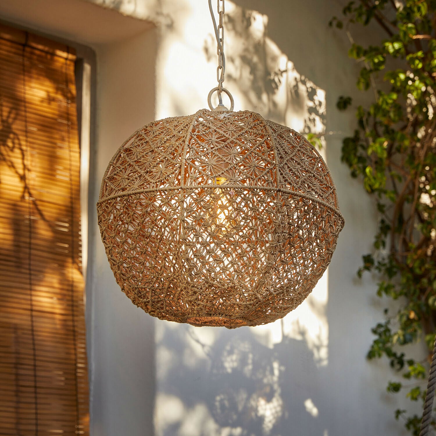 Runde Hängeleuchte aus geflochtenem Naturseil in Beige für stimmungsvolle Innenbeleuchtung