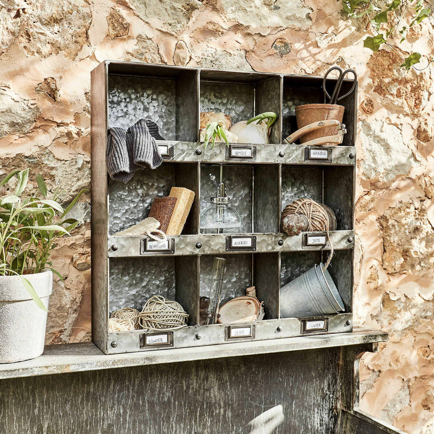 Wandregal Esttar Metallregal mit Fächern für Gartenwerkzeuge und Pflanzen im Vintage-Stil