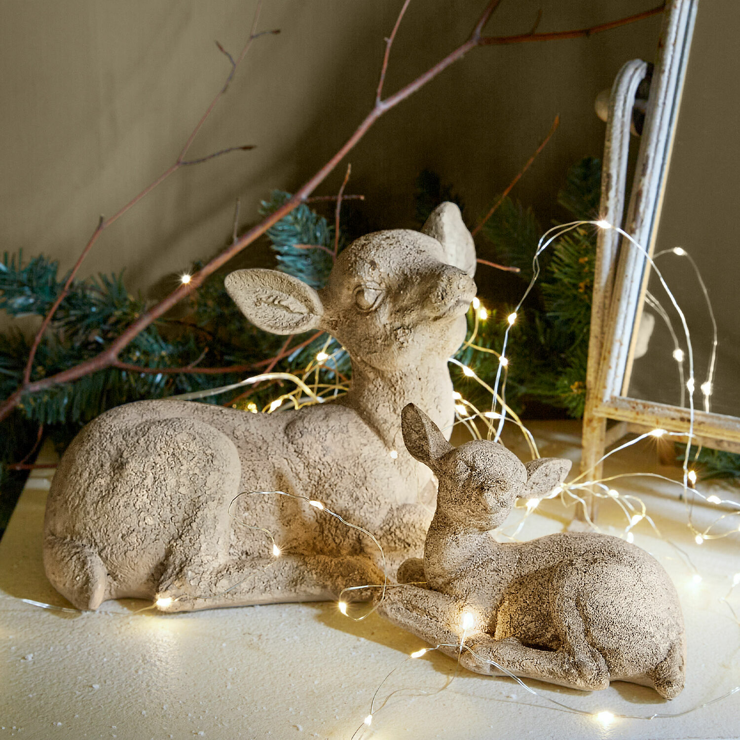 Reh mit Kitz Thaloria Dekorative Rehfiguren aus beigem Stein mit zarten LED-Lichtern für stimmungsvolle Deko