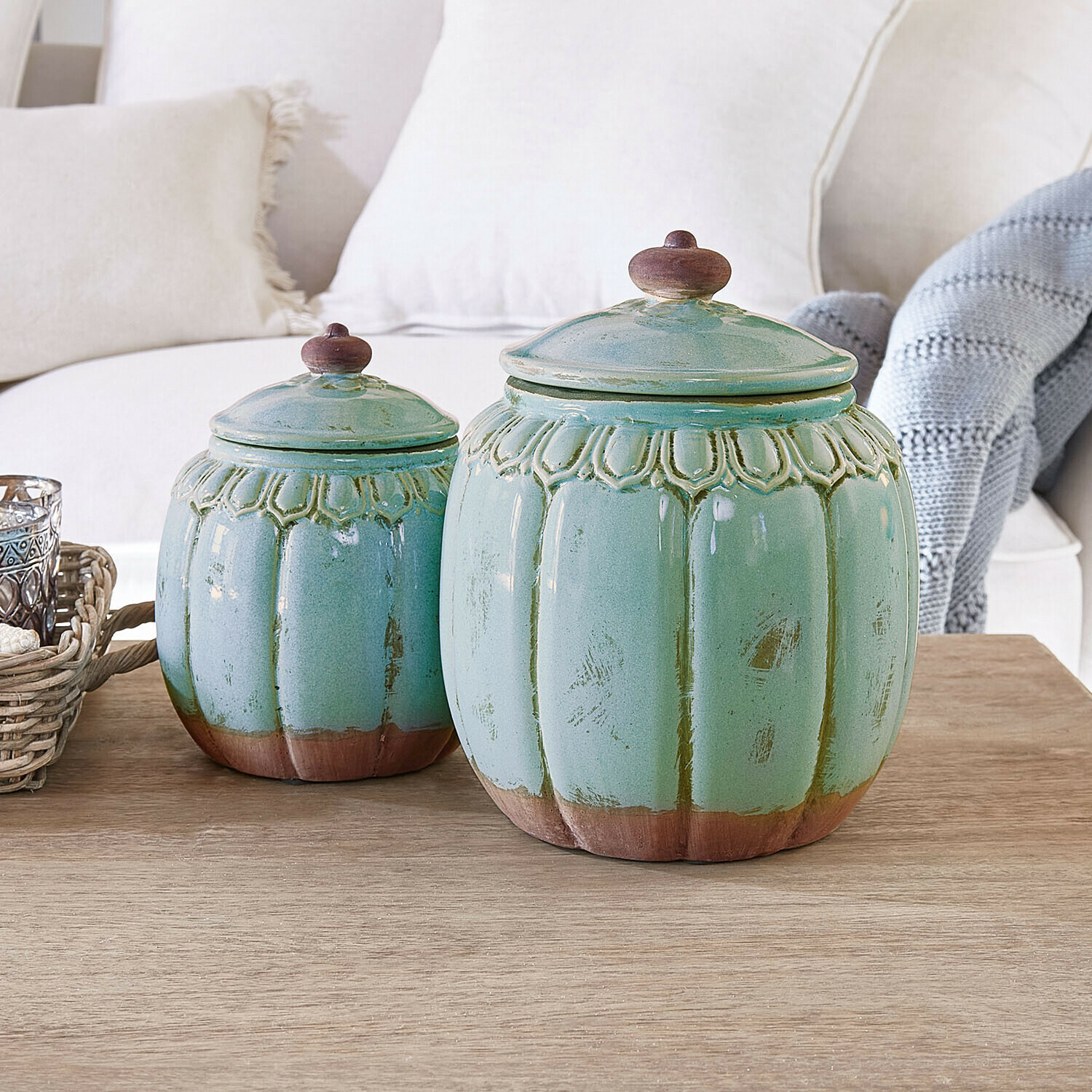 Set aus zwei grünen Keramikdosen mit braunen Details auf einem Holztisch