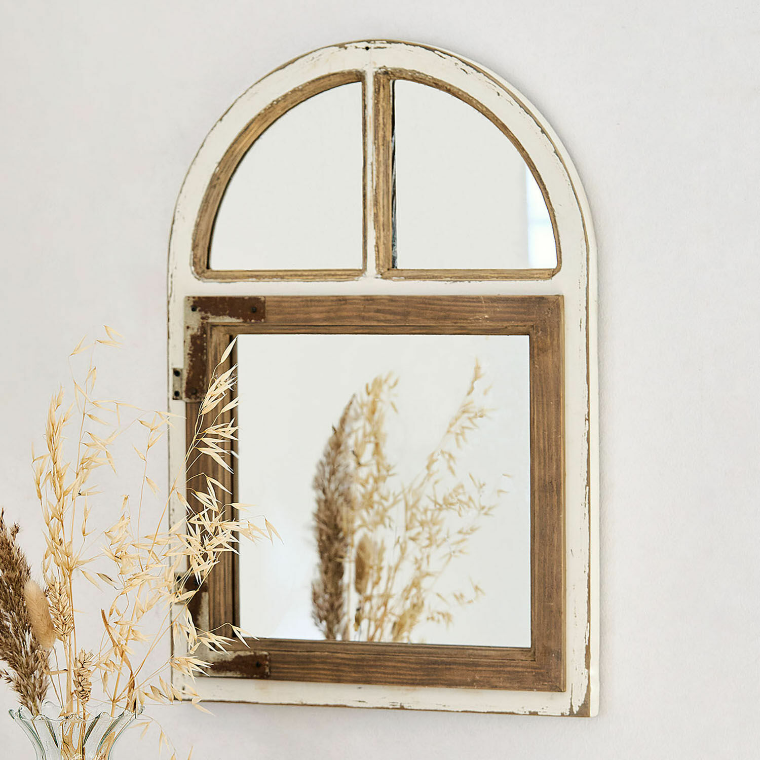 Spiegel Zilvento Rustikaler Wandspiegel aus Holz in Weiß und Braun mit Vintage-Charme und getrockneten Pflanzen im Spiegel