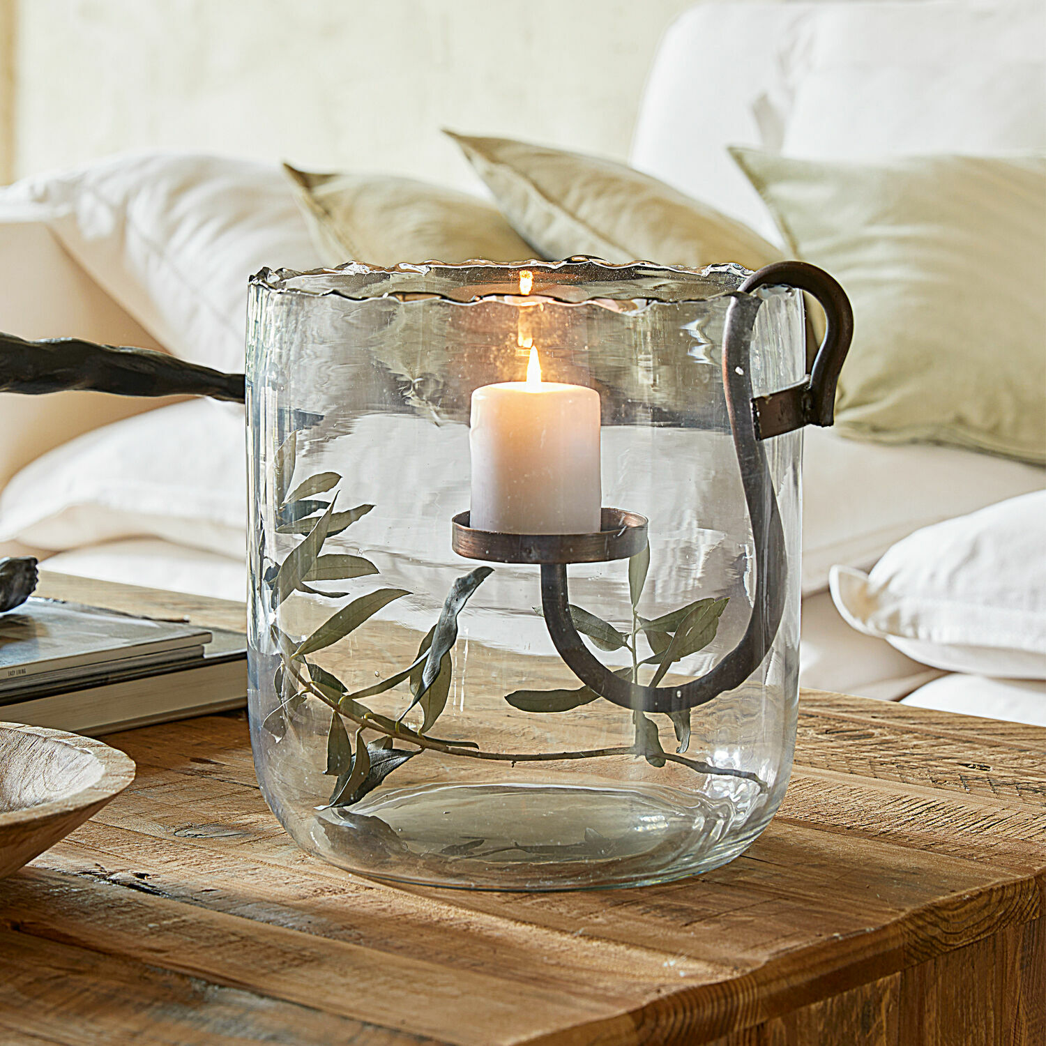 Windlicht Vermand Glaswindlicht mit Metallgriff und weißer Kerze auf Holztisch im Wohnzimmer